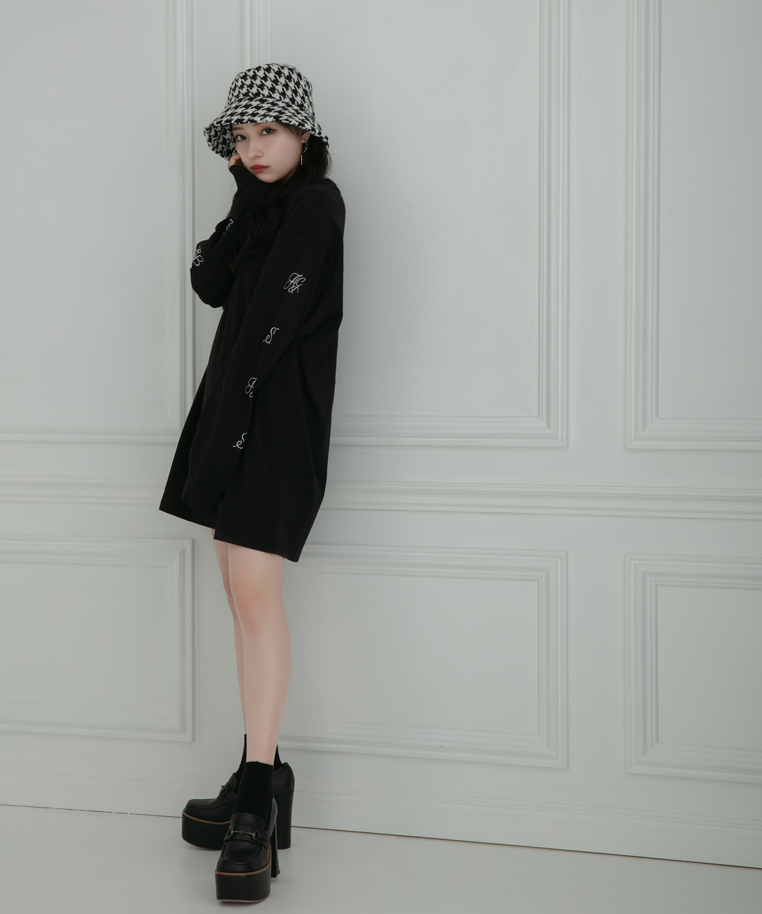 UNISEX ロゴスリーブロンT