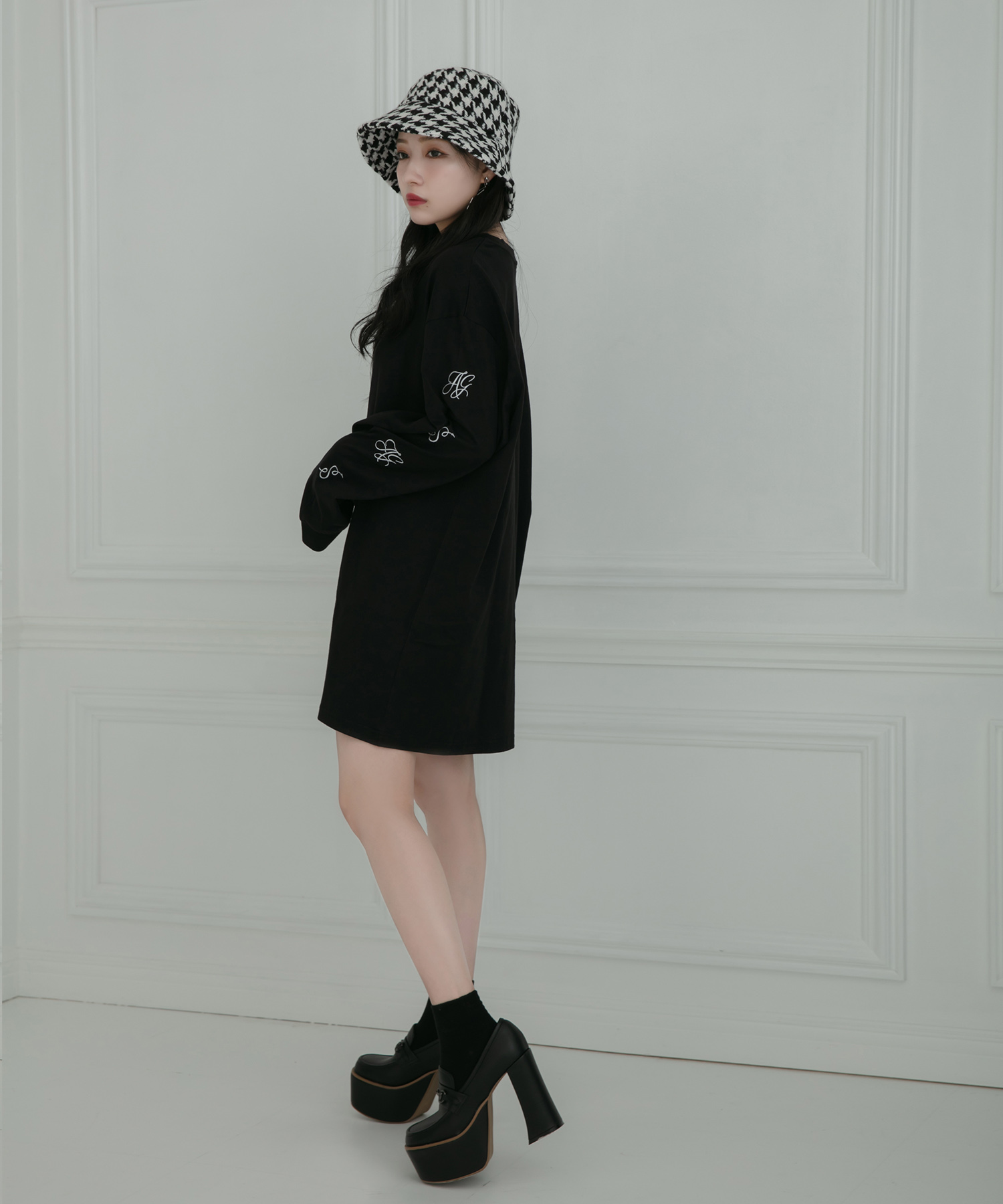 UNISEX ロゴスリーブロンT