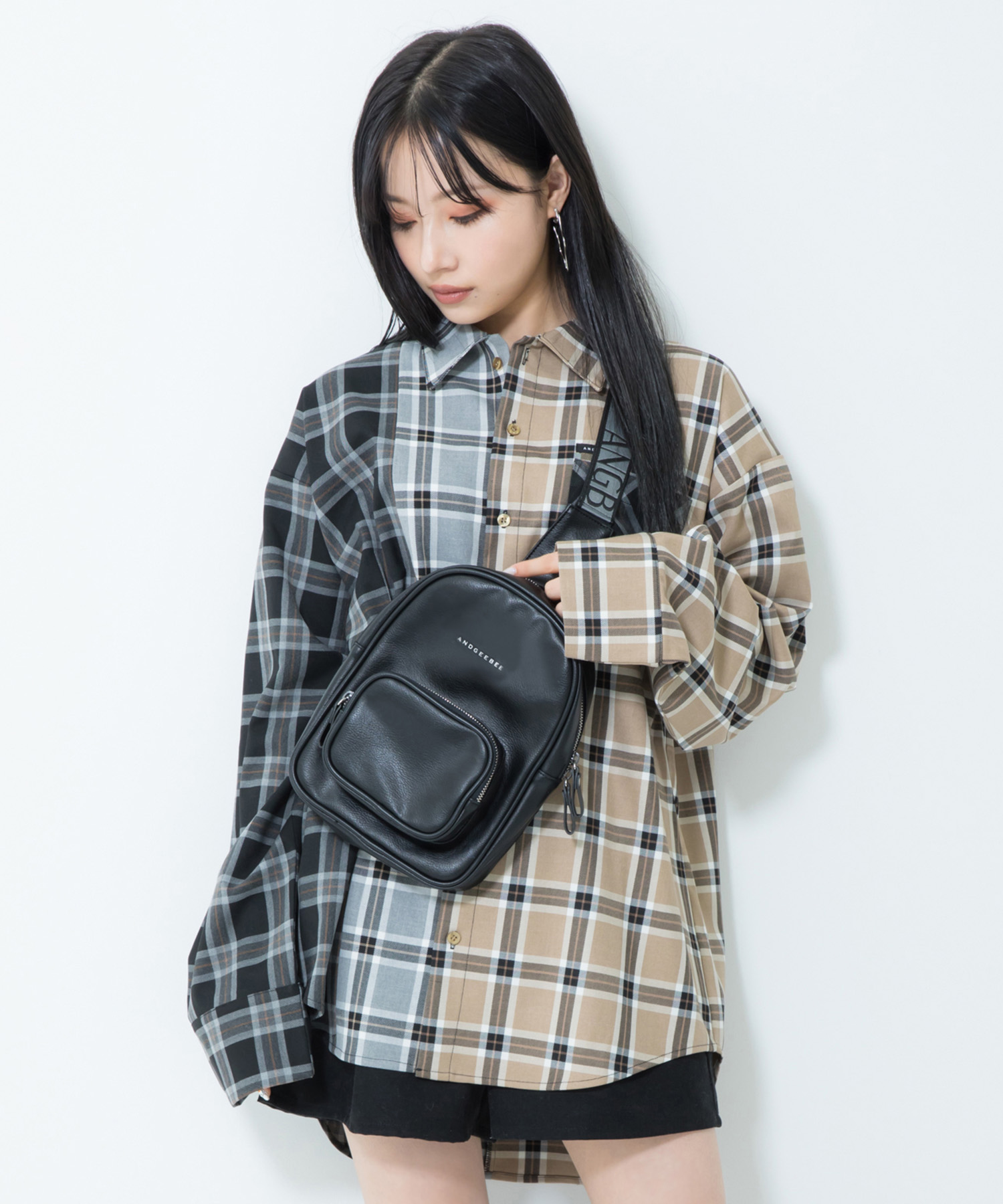 UNISEX ロゴテープボディバッグ