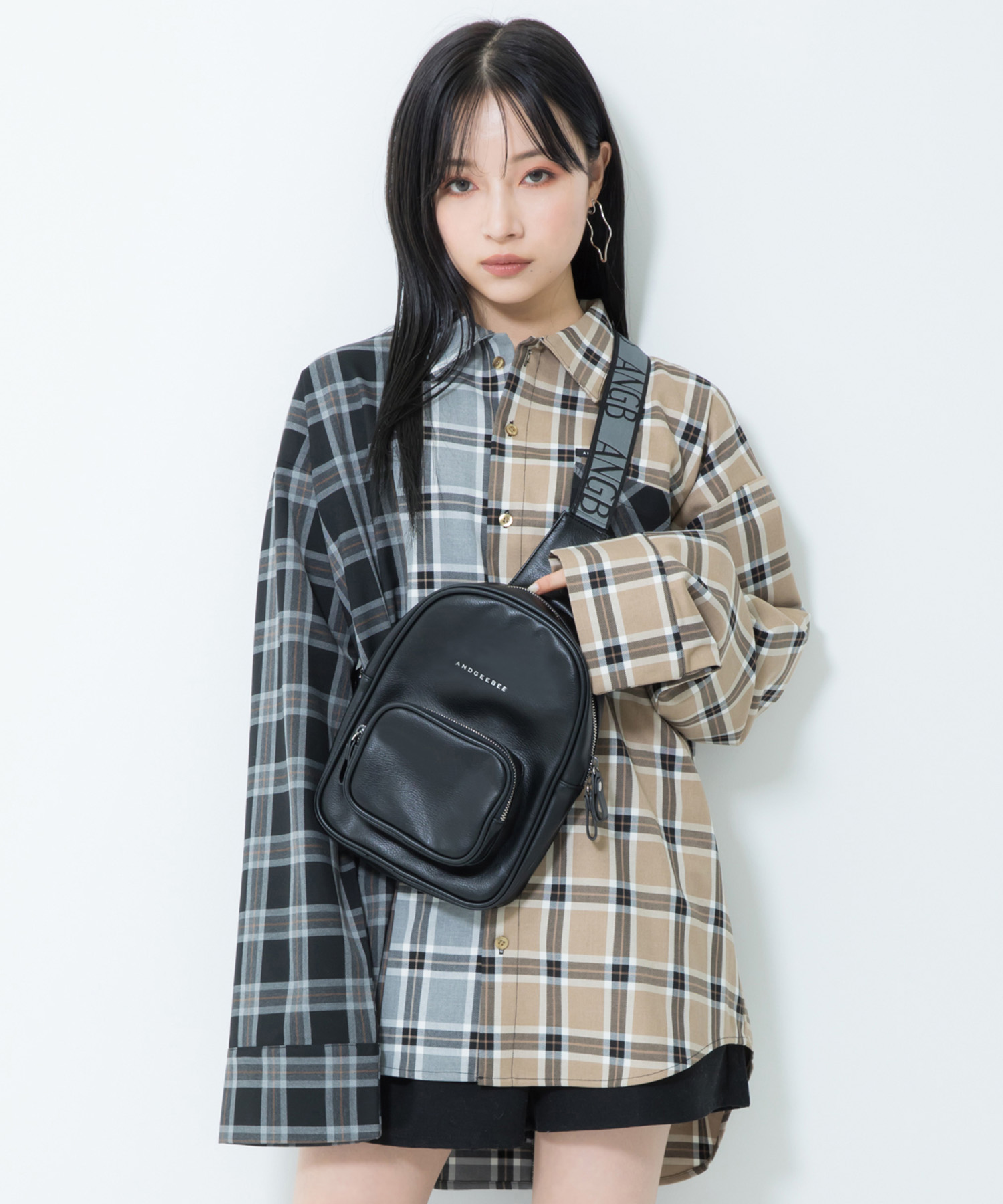 UNISEX ロゴテープボディバッグ