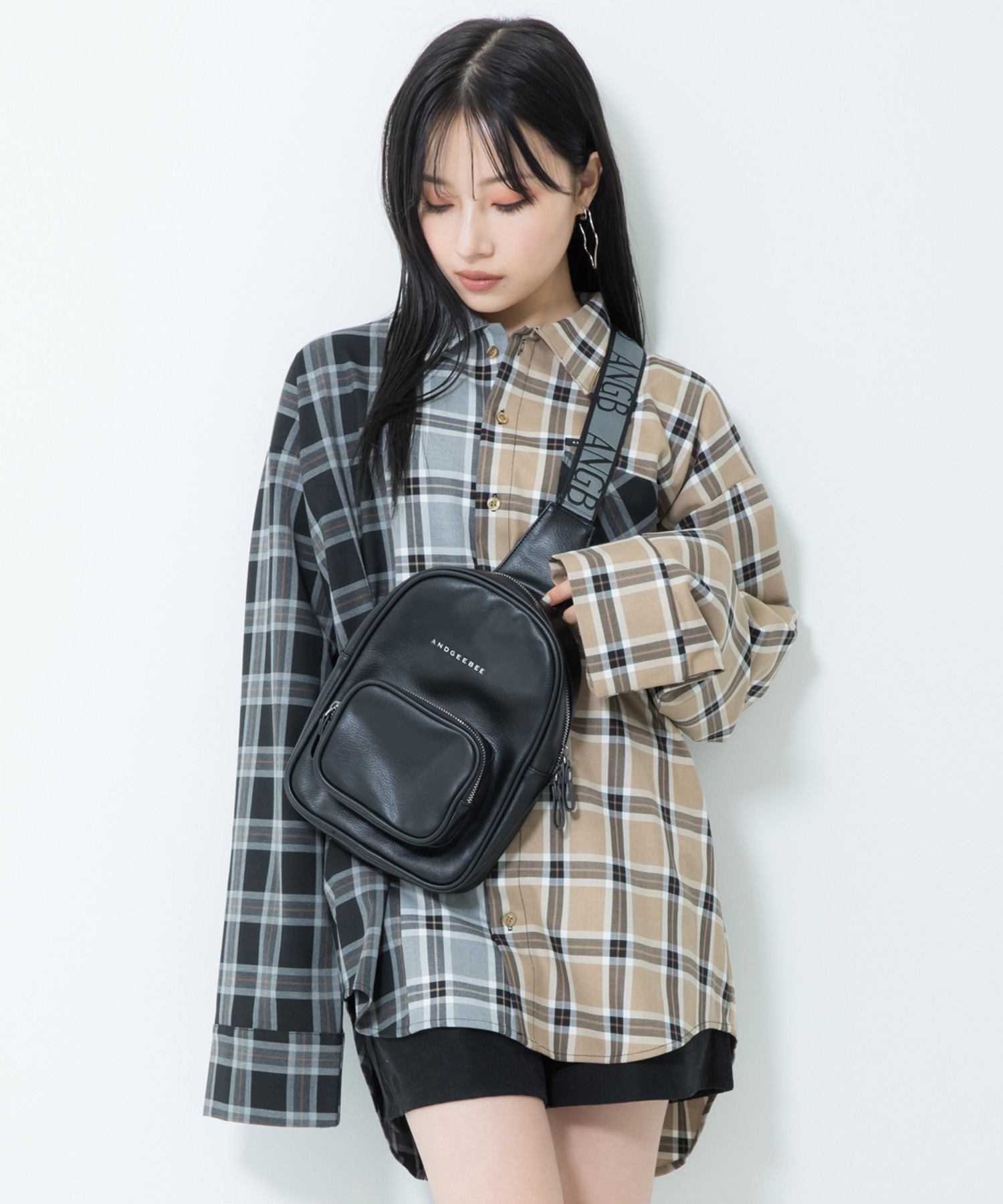 UNISEX ロゴテープボディバッグ