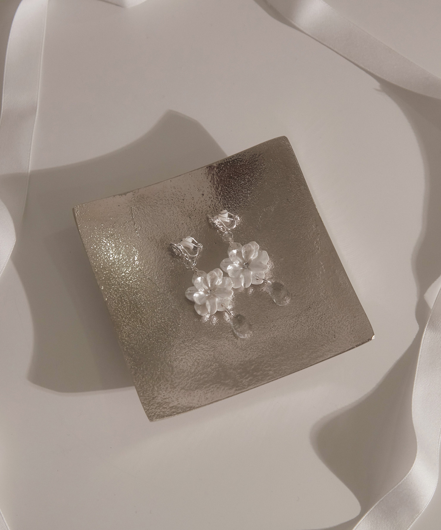 SELECT ビジューフラワーイヤリング