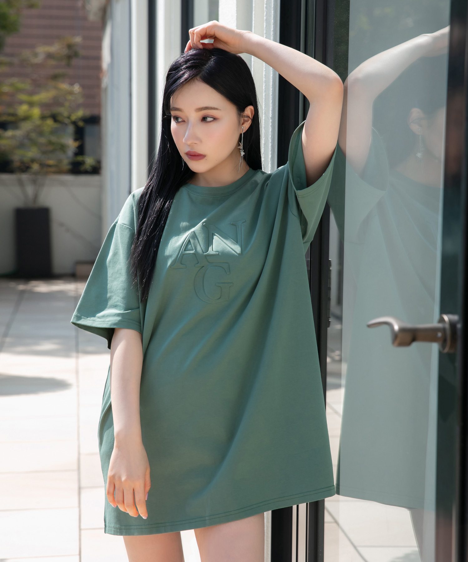 UNISEX エンボスロゴTシャツ