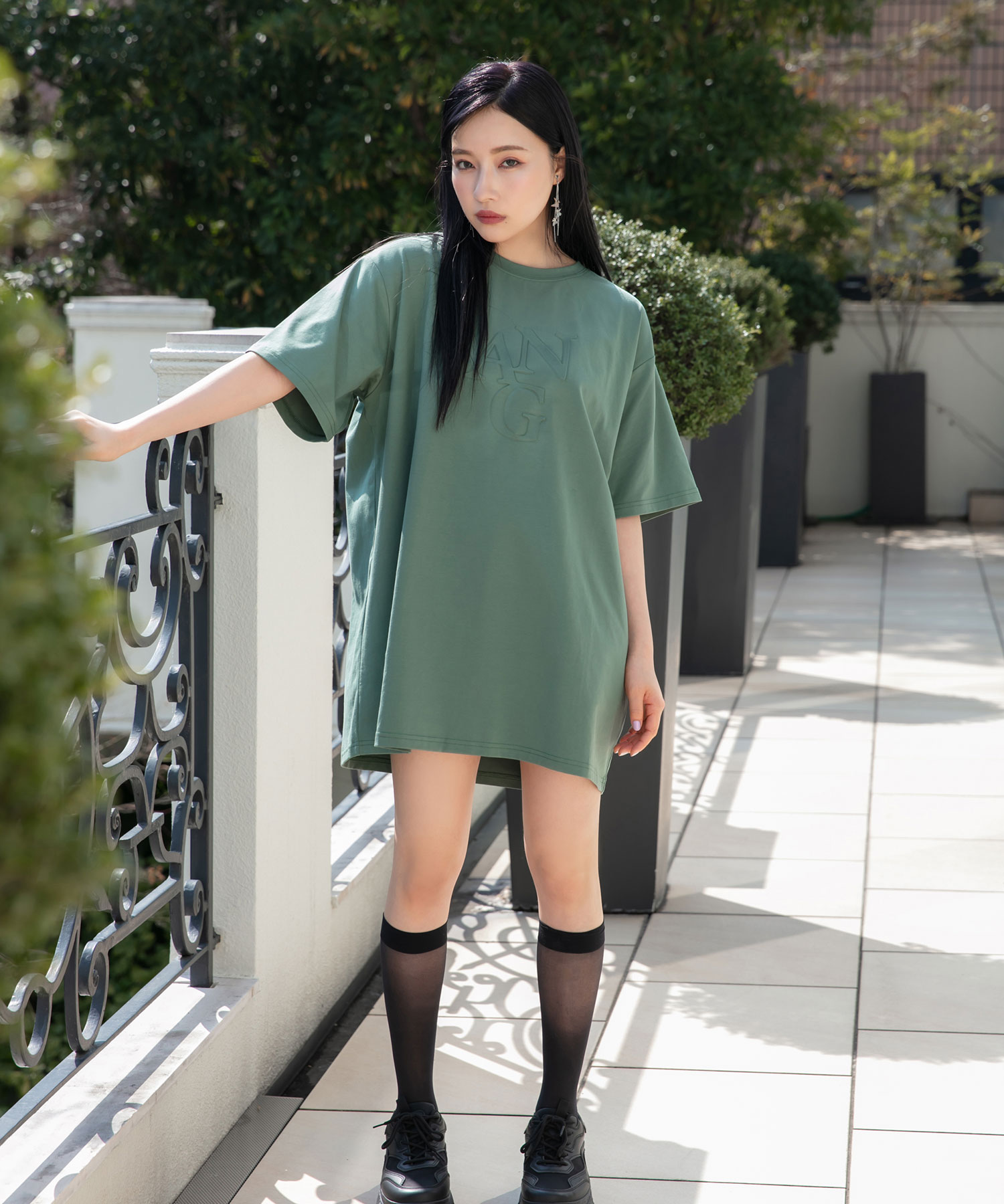 UNISEX エンボスロゴTシャツ