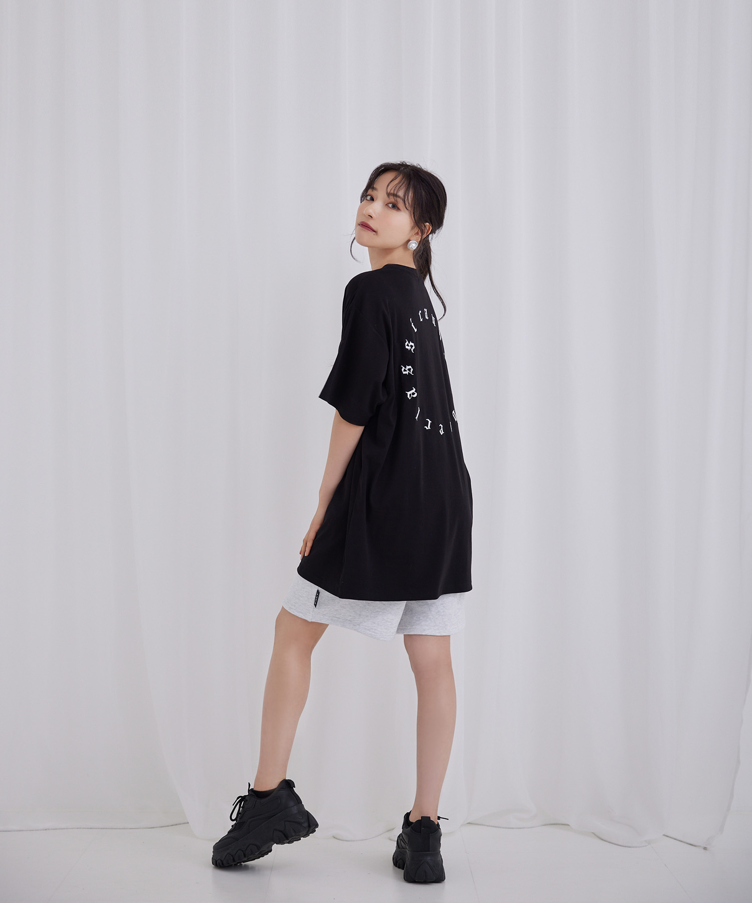 UNISEXサークルエンブロイダリーTシャツ