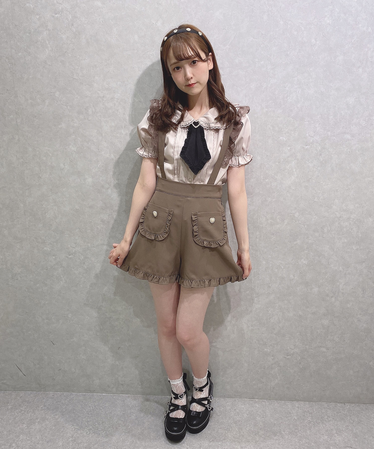 フリルネクタイブラウス