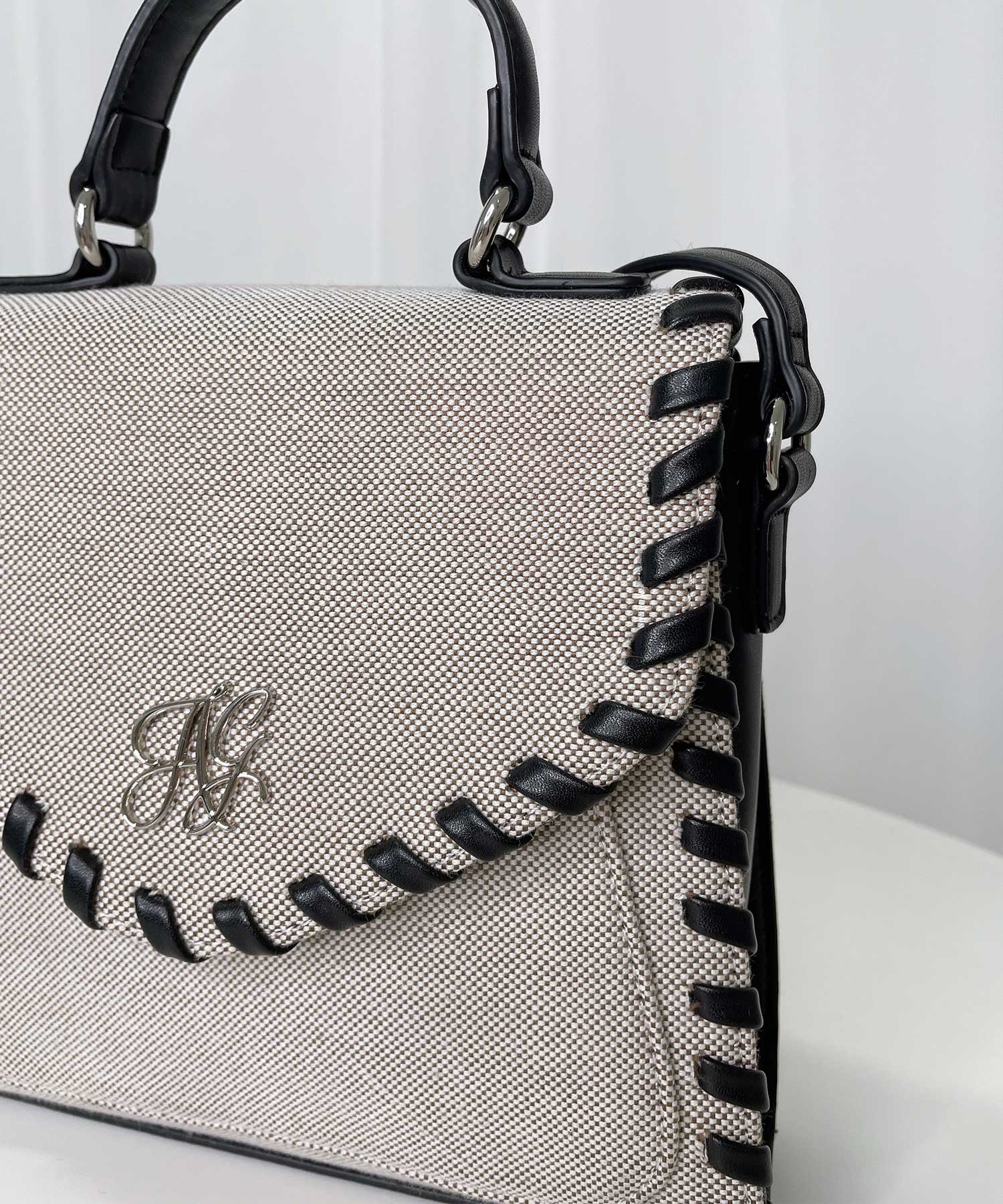 コードショルダーバッグ