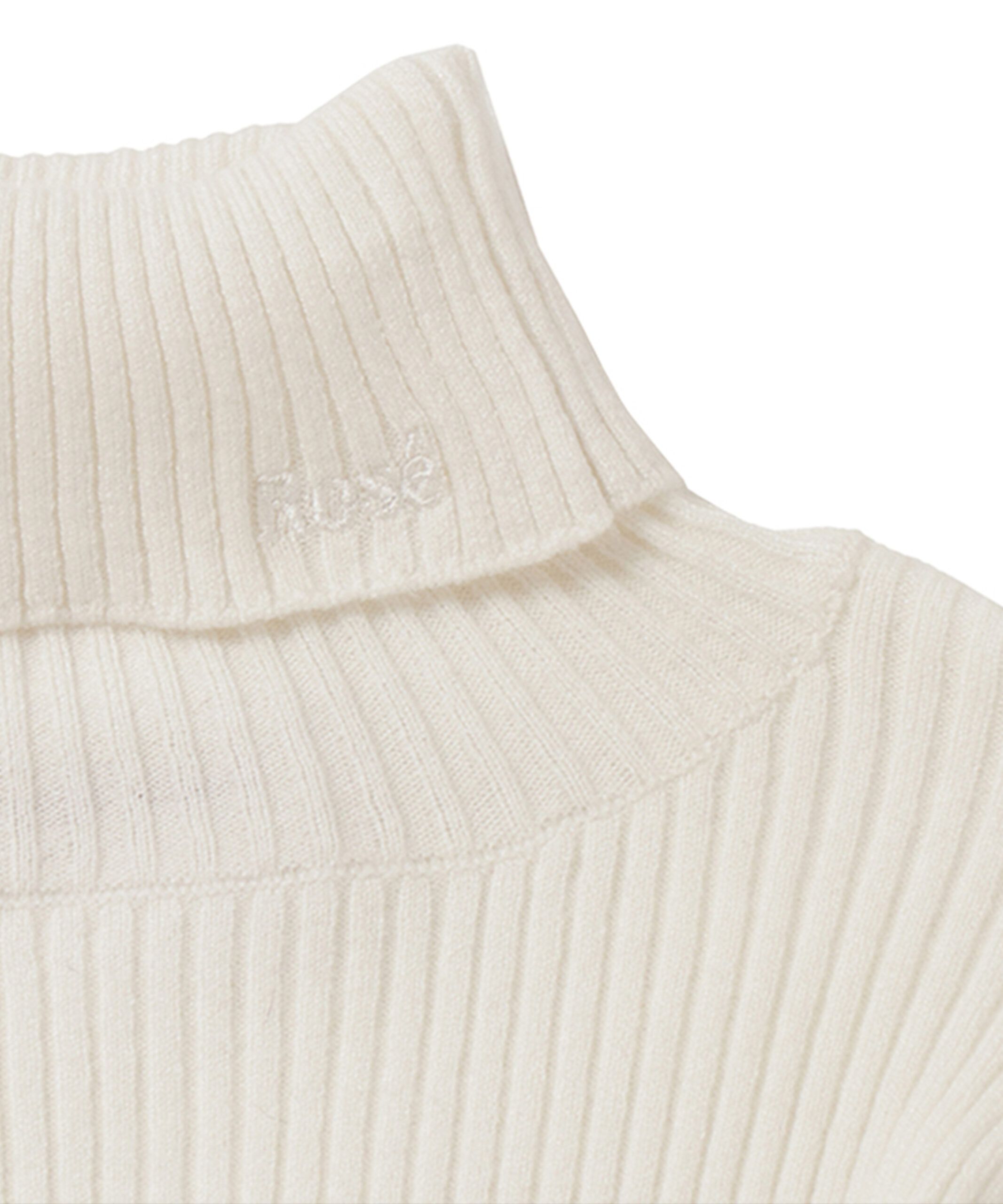 short turtleneck knit