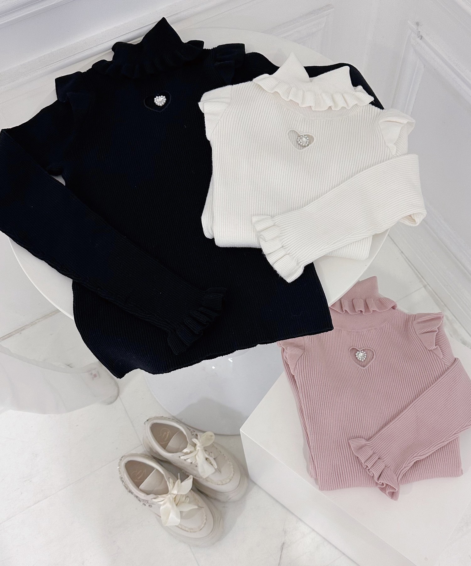 チャーム付き肩フリルタートルニット