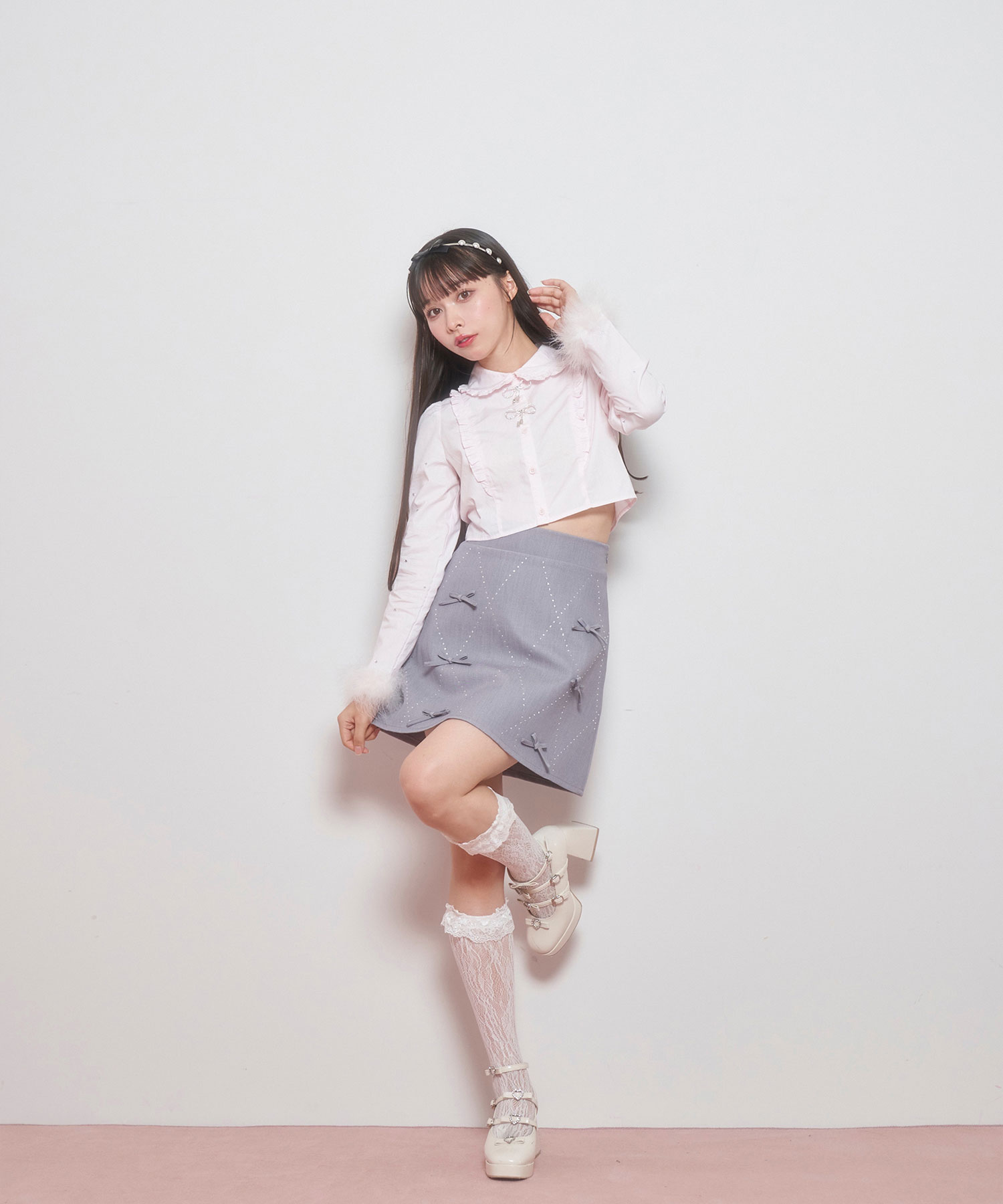 ショート丈袖口フェザーブラウス