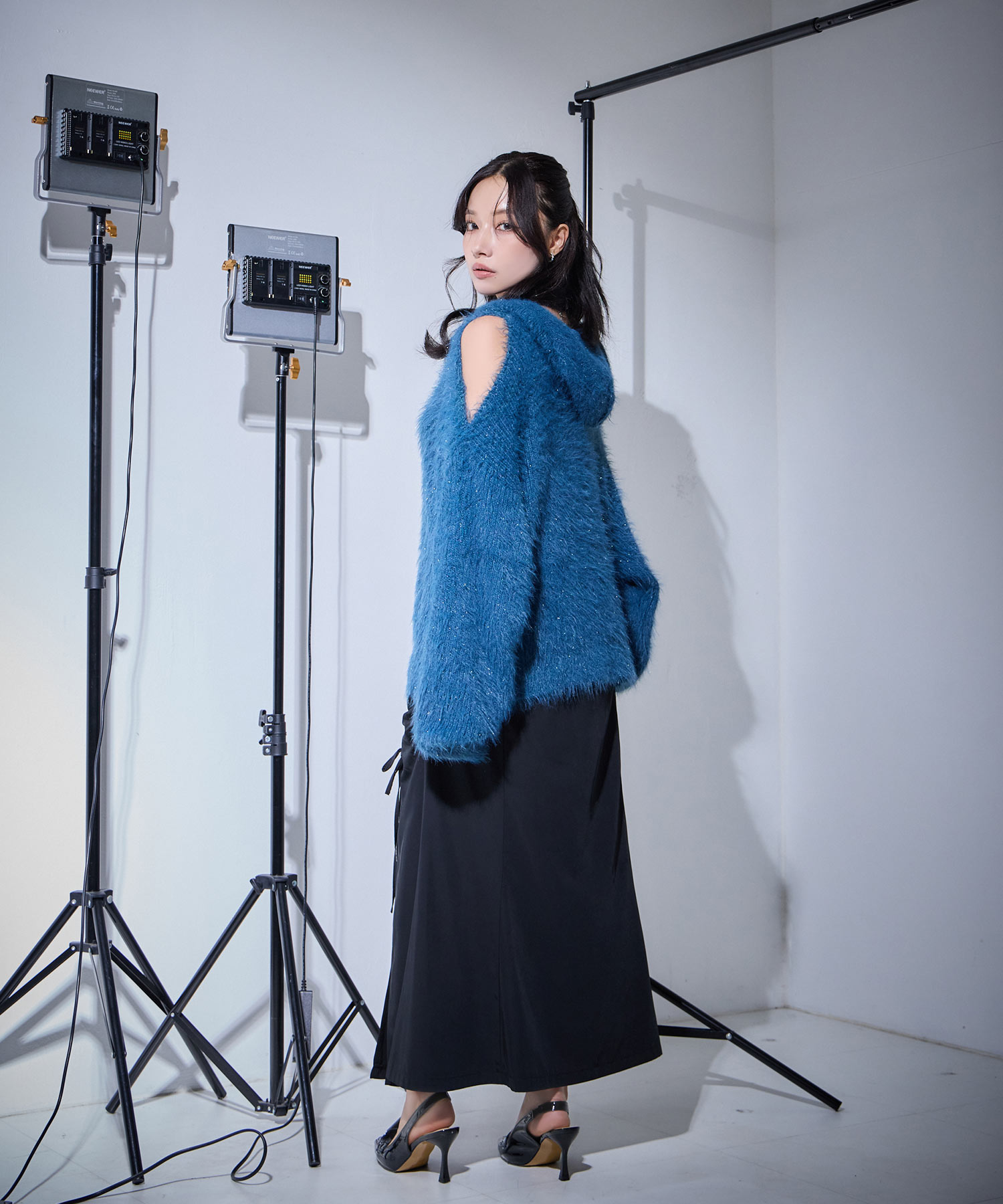 肩開きラメシャギーフーディーニット