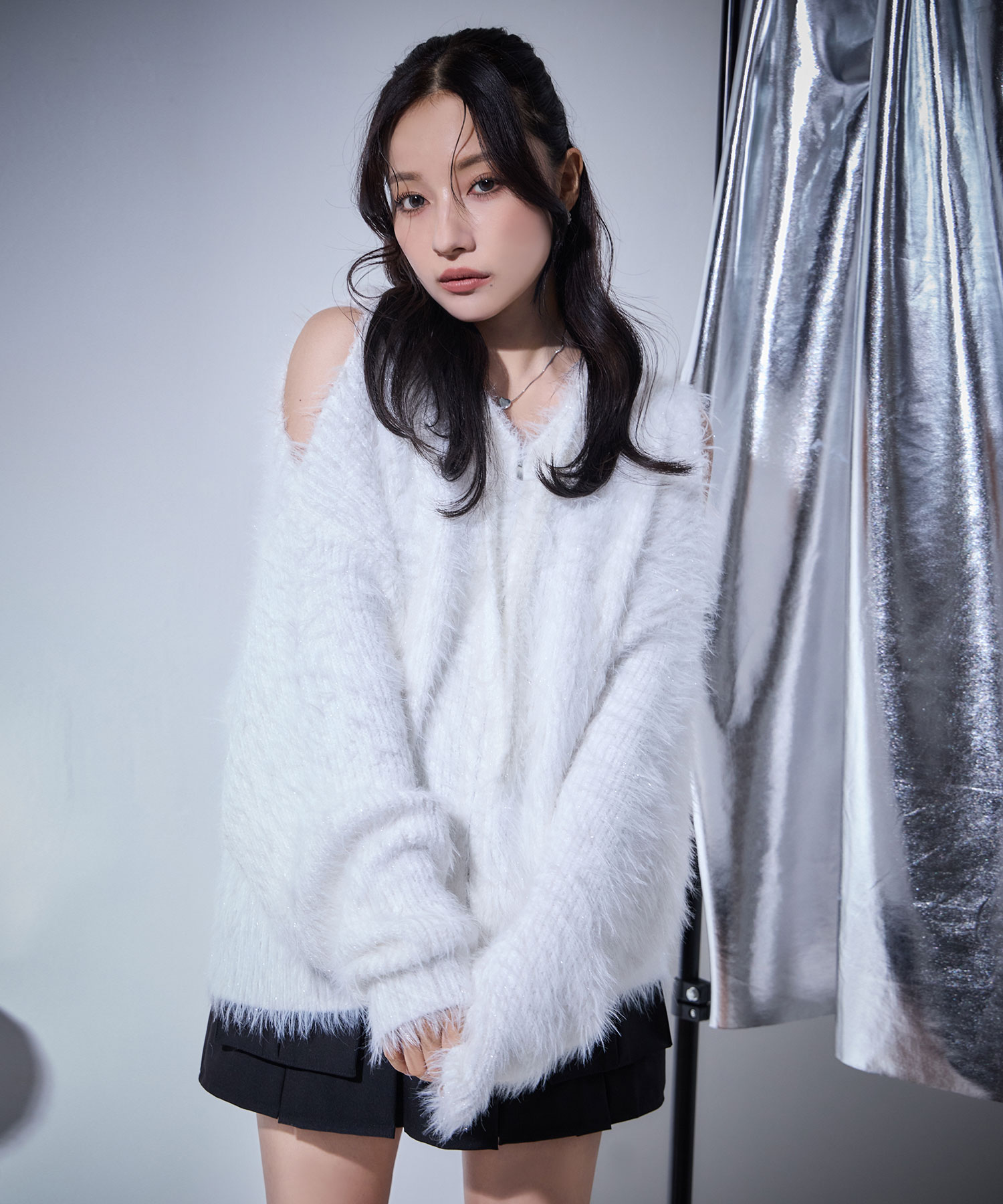 肩開きラメシャギーフーディーニット