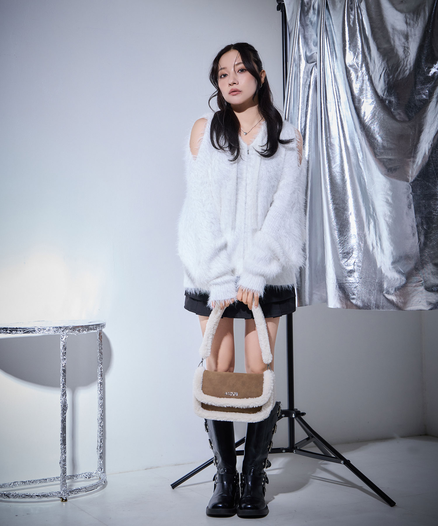 ANDGEEBEE 肩開きラメシャギーフーディーニット 肩開きラメシャギーフーディーニット – BUNNY APARTMENT