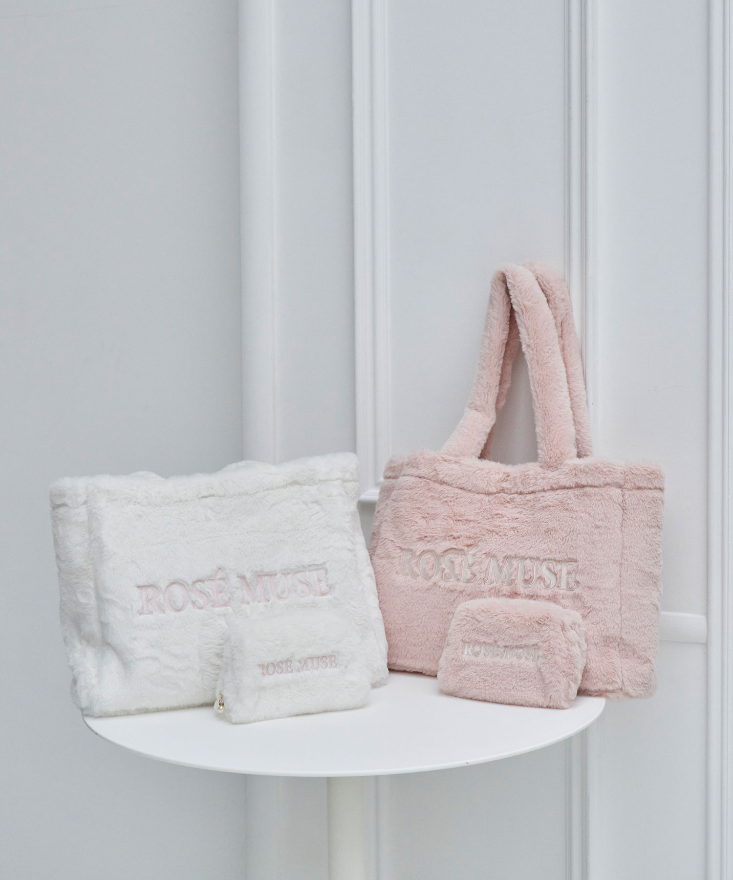 logo emb fur big tote – BUNNY APARTMENT