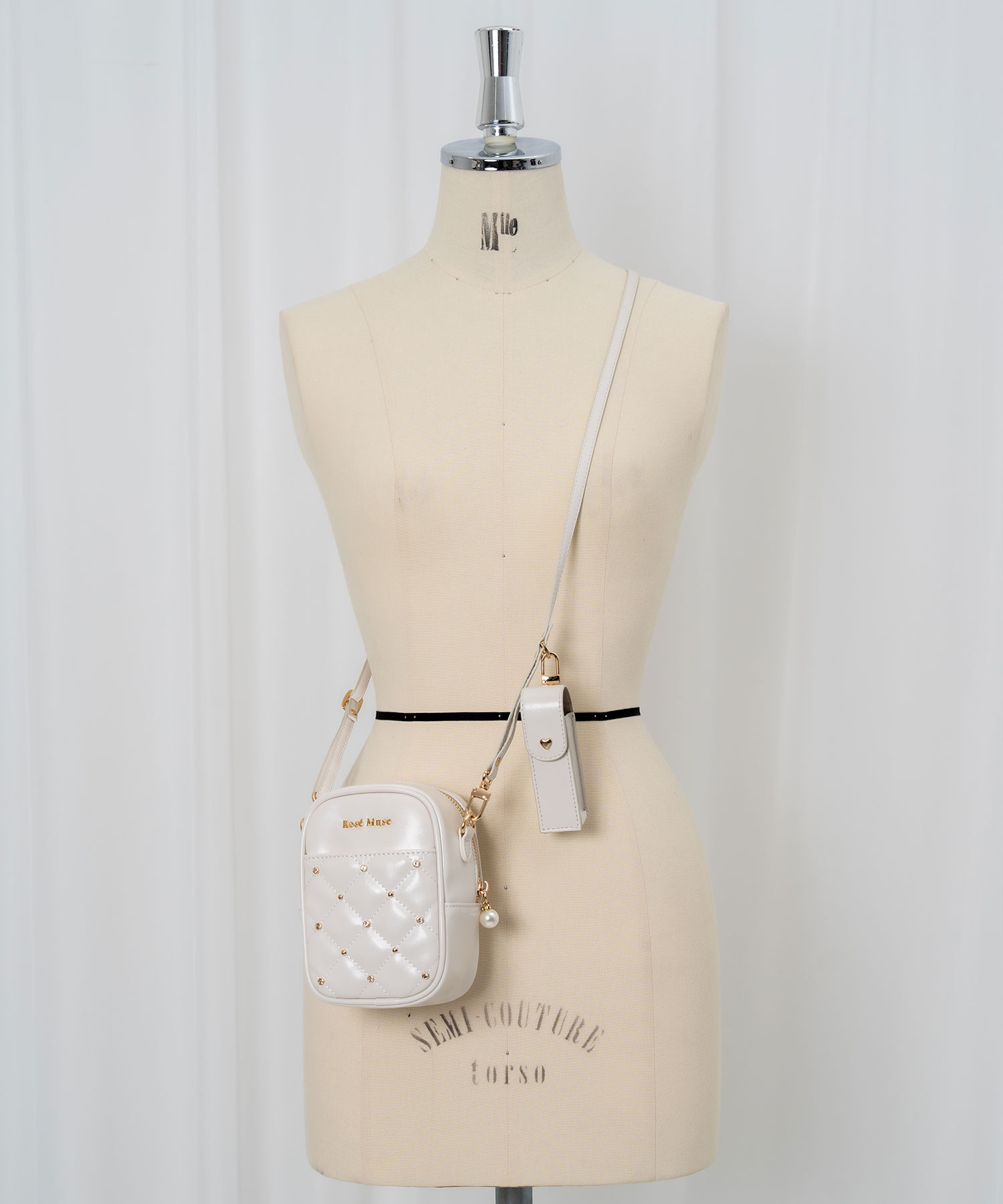 真宵 ロゼミューズ ぬいポーチ アイボリー plush doll carrying pouch – BUNNY APARTMENT