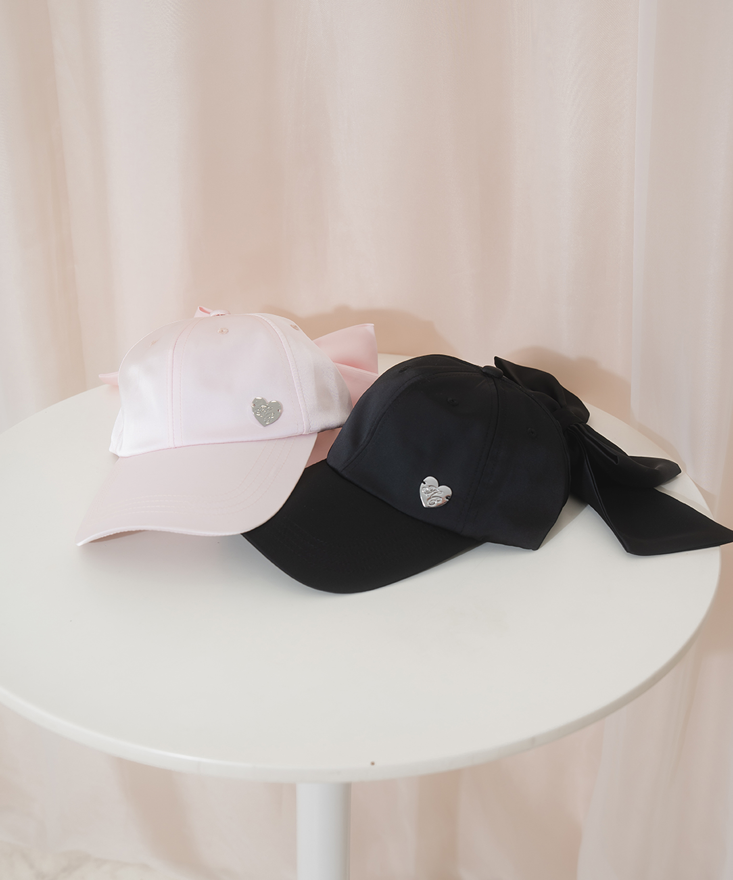 ロゴプレートリボンブローチキャップ