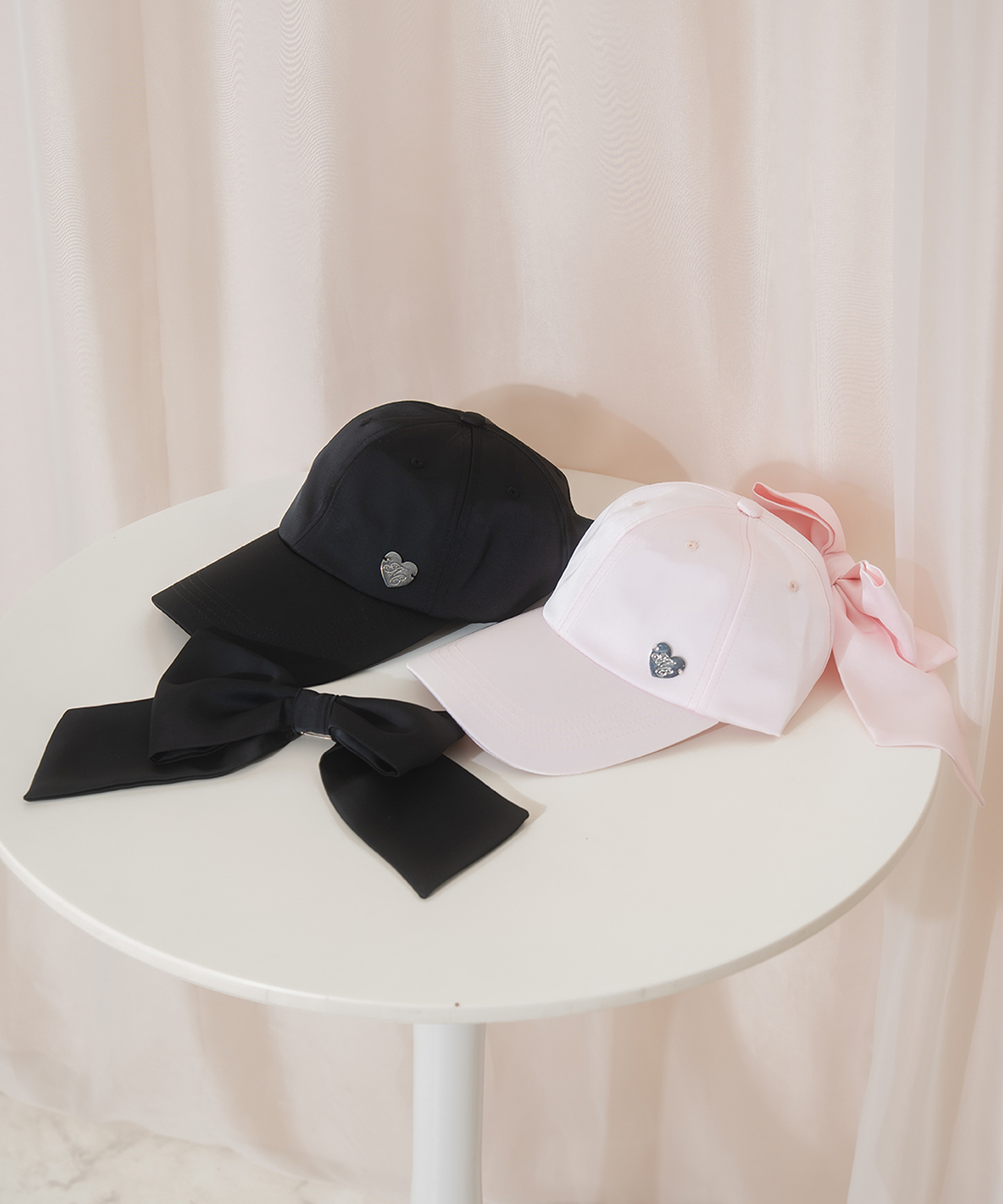 ロゴプレートリボンブローチキャップ