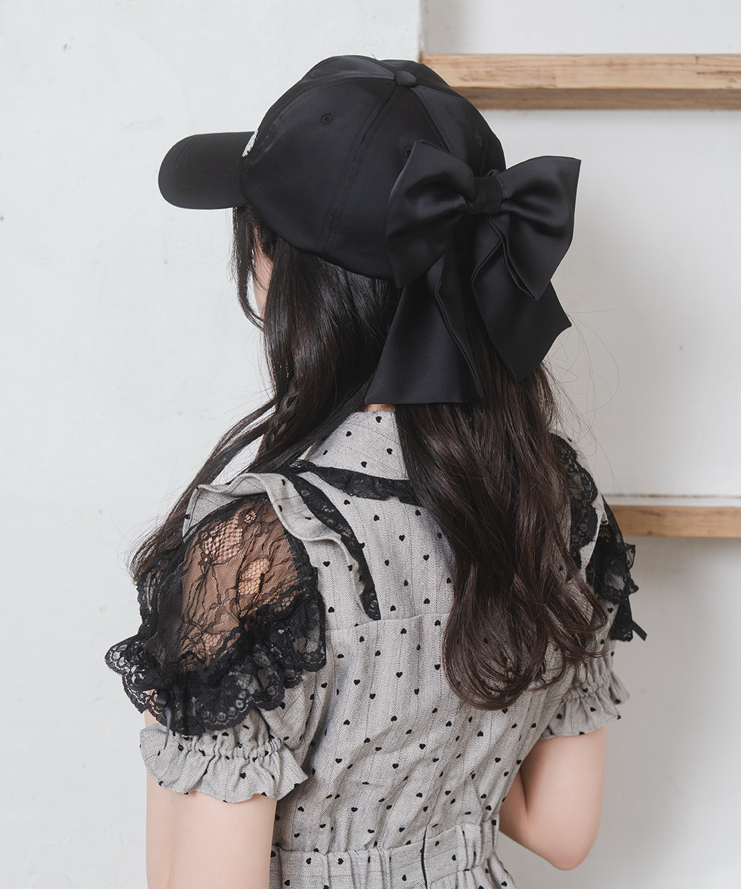 ロゴプレートリボンブローチキャップ