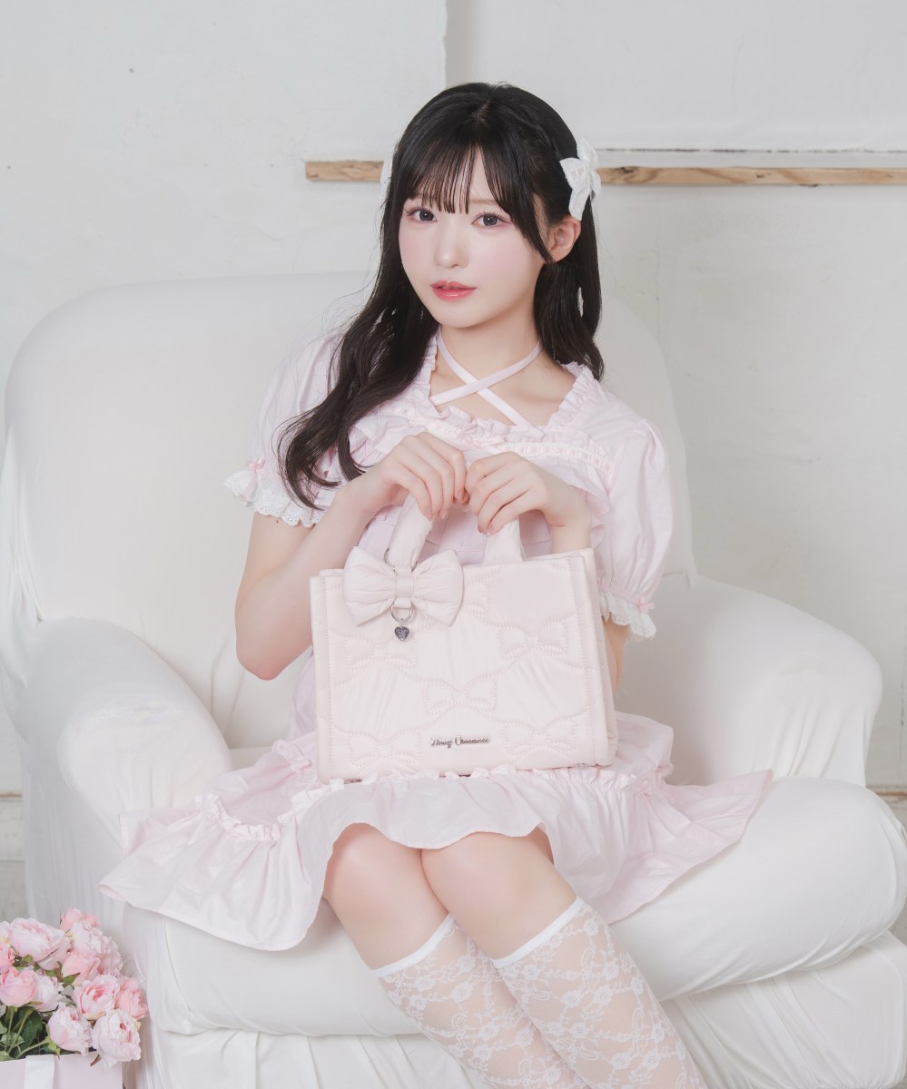リボンチャーム付きキルティングバッグ