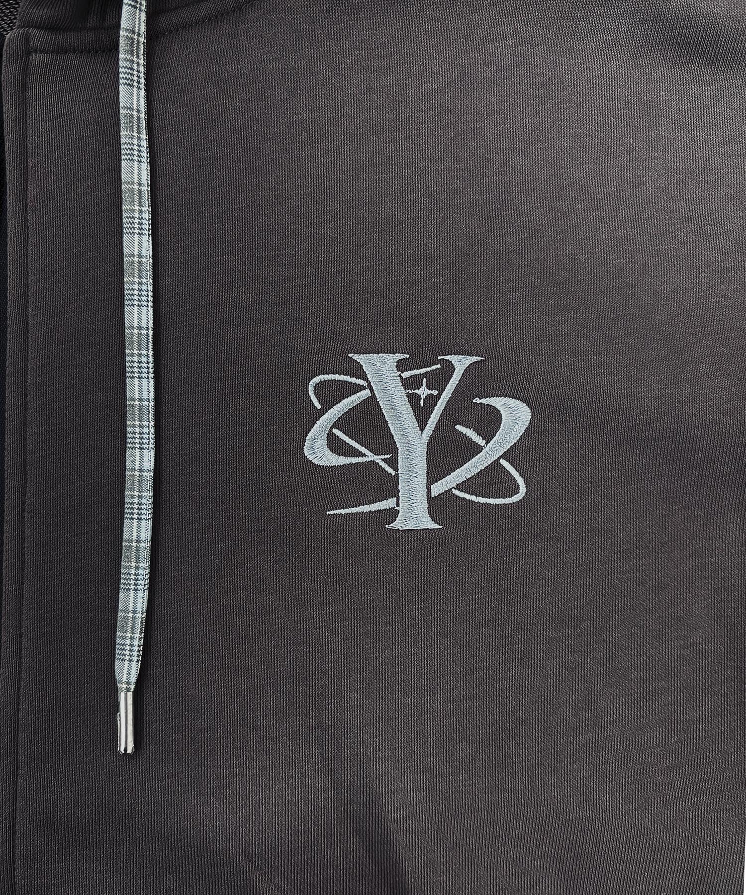 UNISEX エンブロイダリージップパーカー