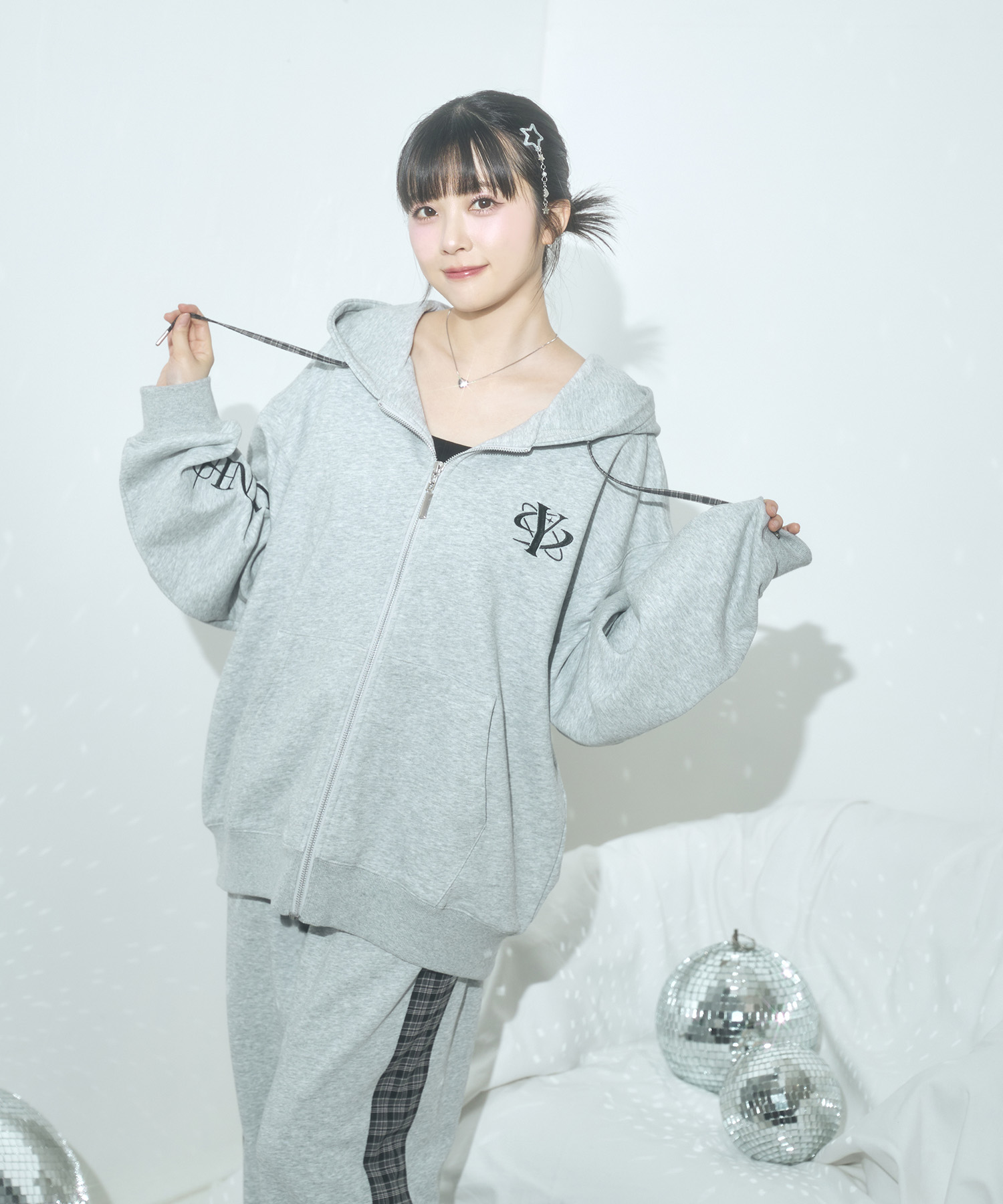 UNISEX エンブロイダリージップパーカー