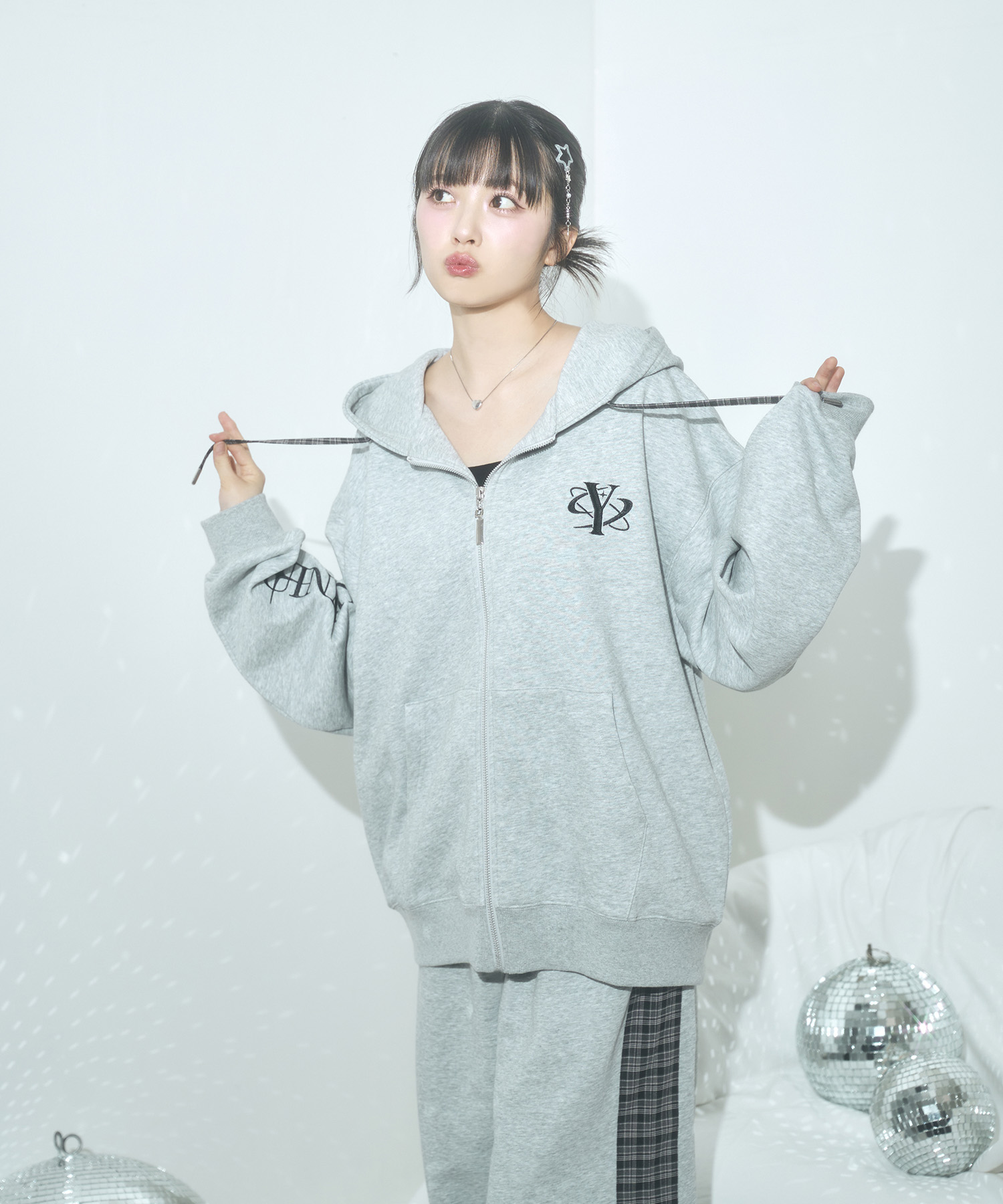 UNISEX エンブロイダリージップパーカー