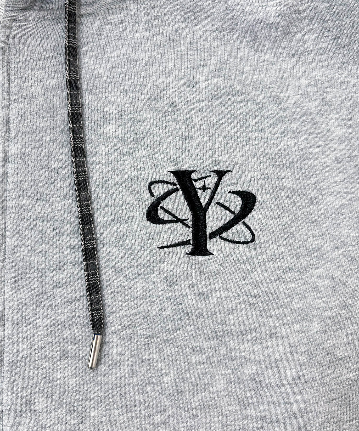 UNISEX エンブロイダリージップパーカー