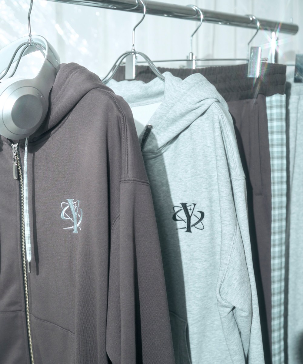 UNISEX エンブロイダリージップパーカー