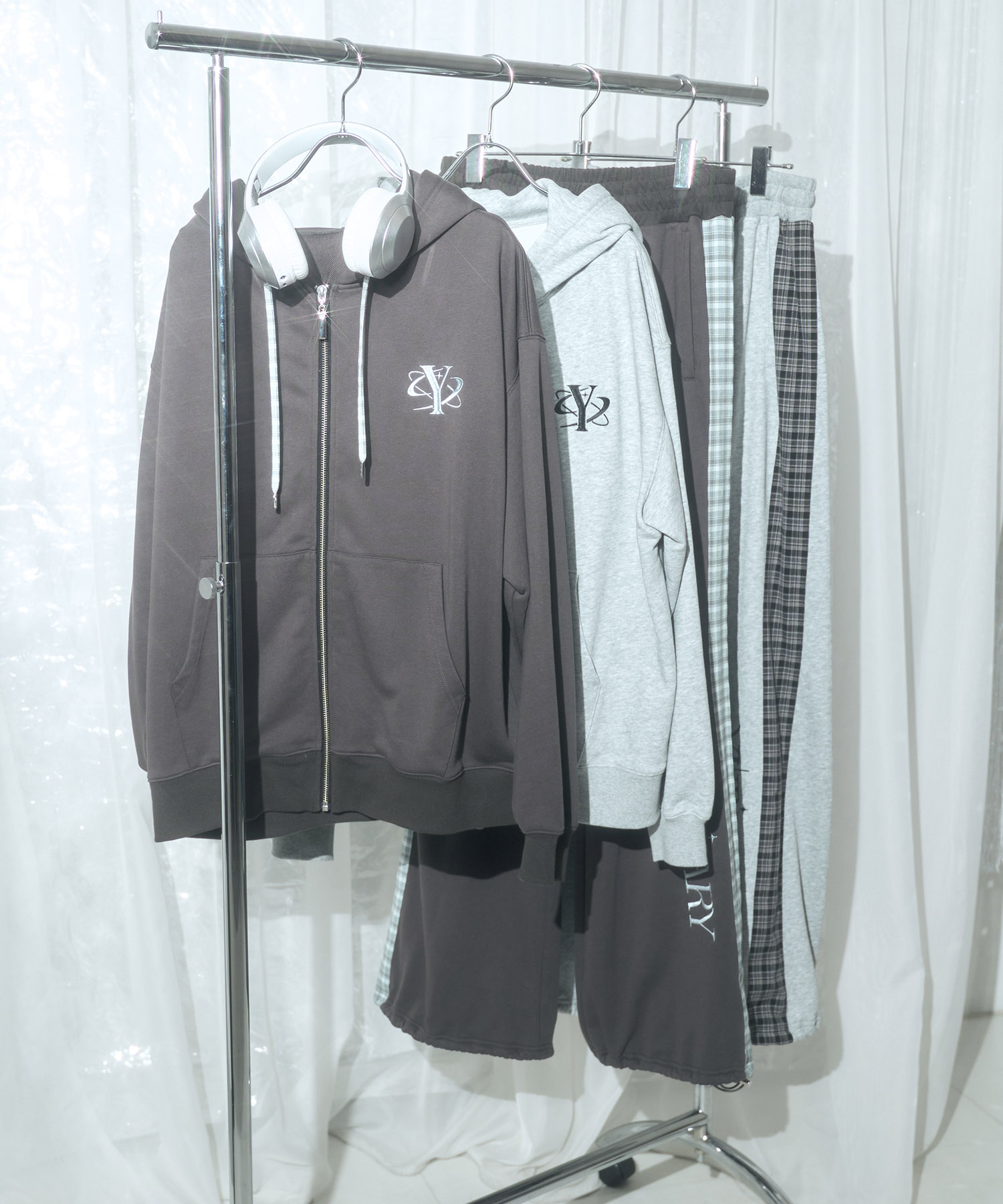 UNISEX エンブロイダリージップパーカー