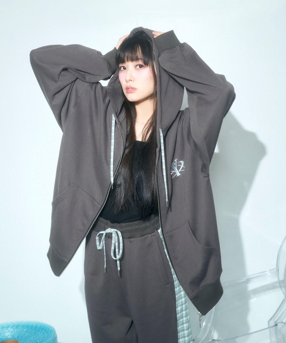 UNISEX エンブロイダリージップパーカー