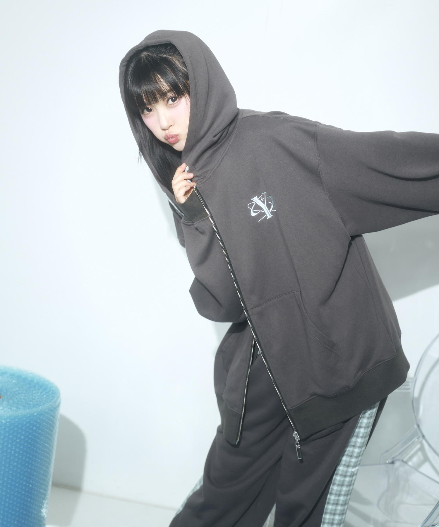 UNISEX エンブロイダリージップパーカー