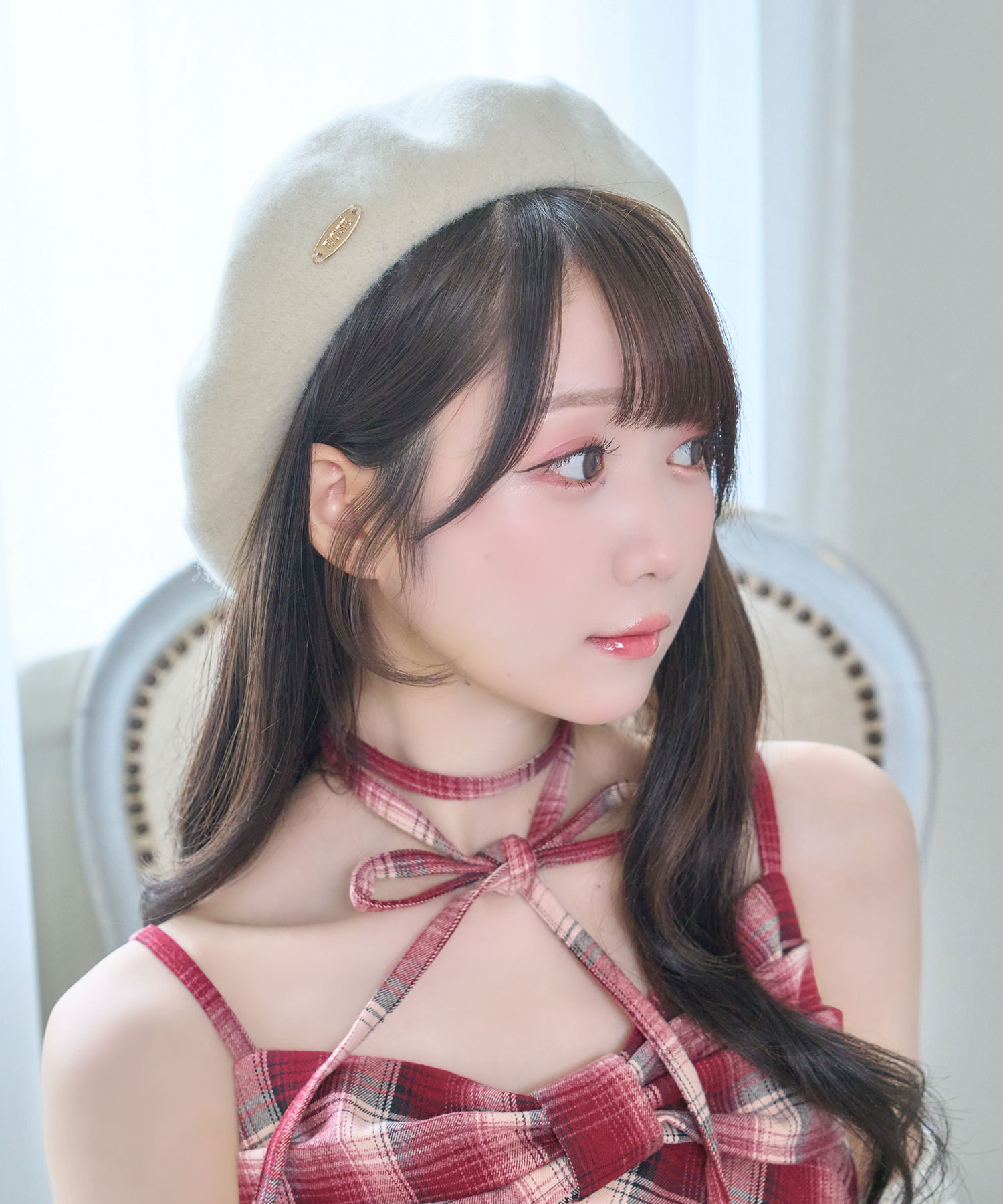 Felt beret with charm