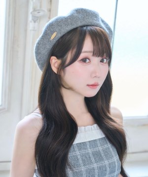 Felt beret with charm