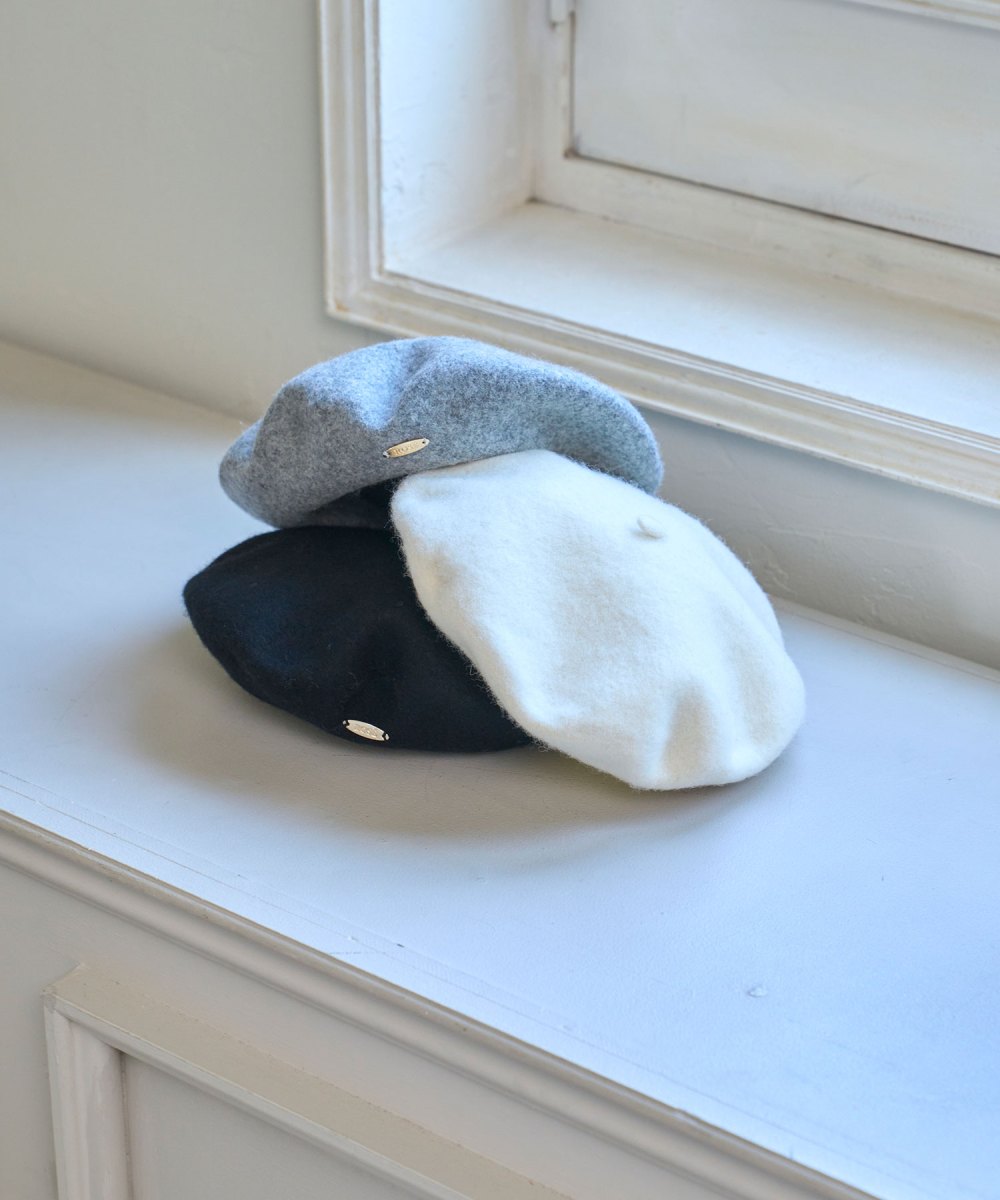 Felt beret with charm