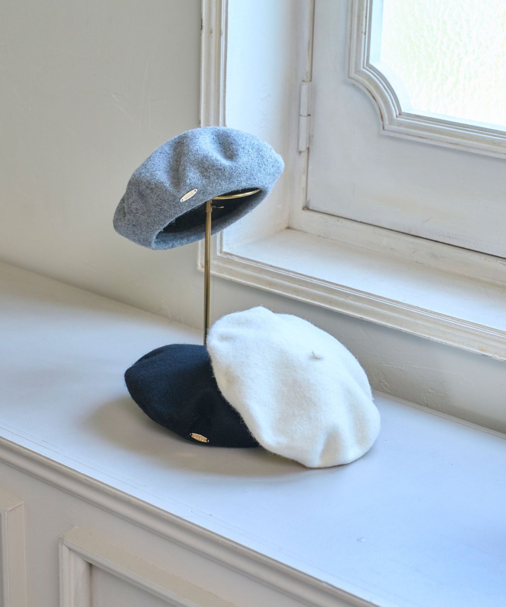 Felt beret with charm