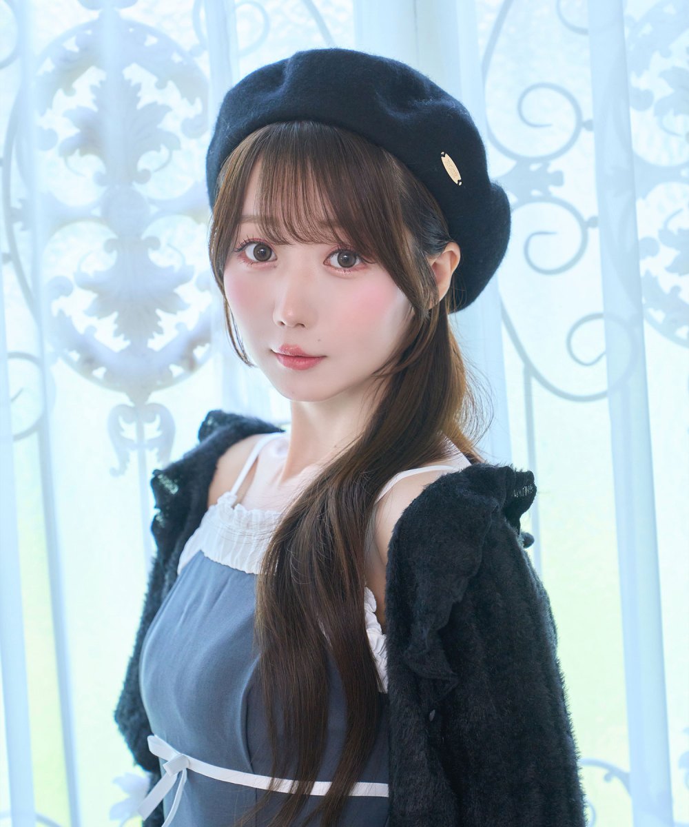 Felt beret with charm