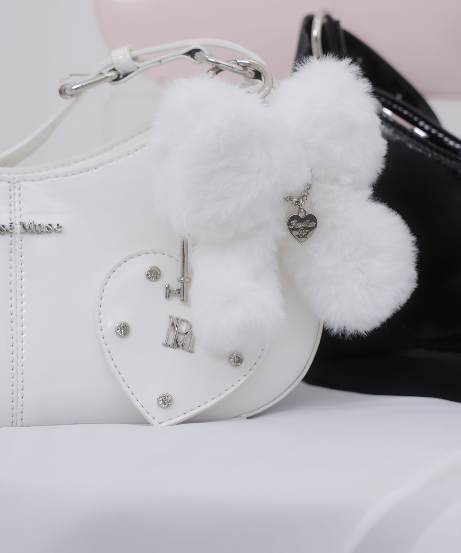 Shoulder bag with many charm