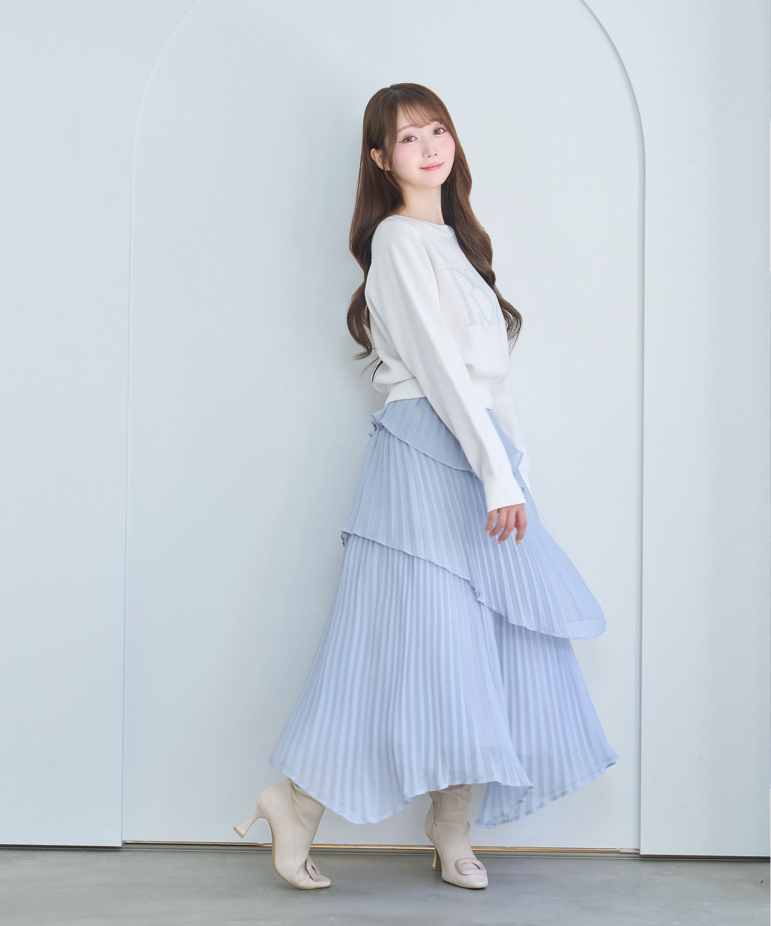 Irregular hem pleated skirt