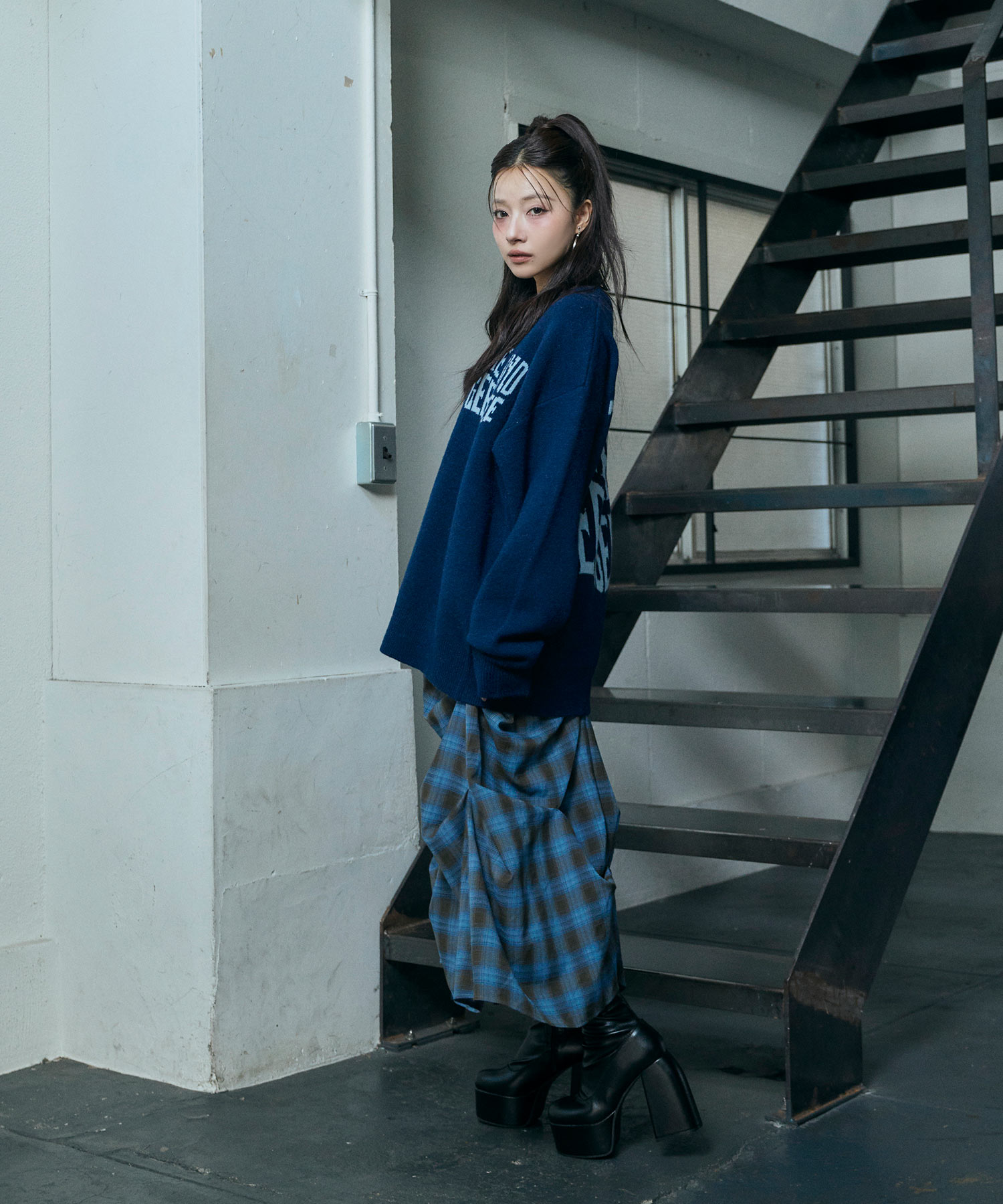 UNISEX ウェーブロゴニット