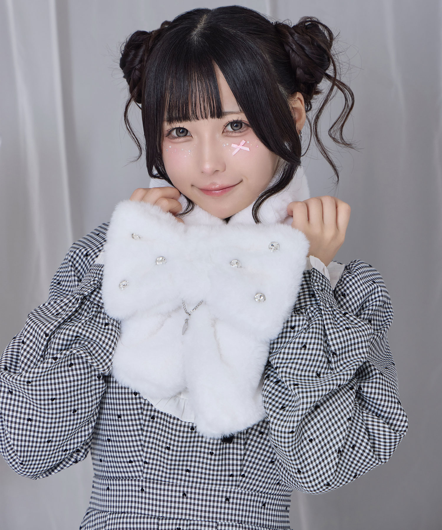 ロゴチャーム付きビジューリボンマフラー