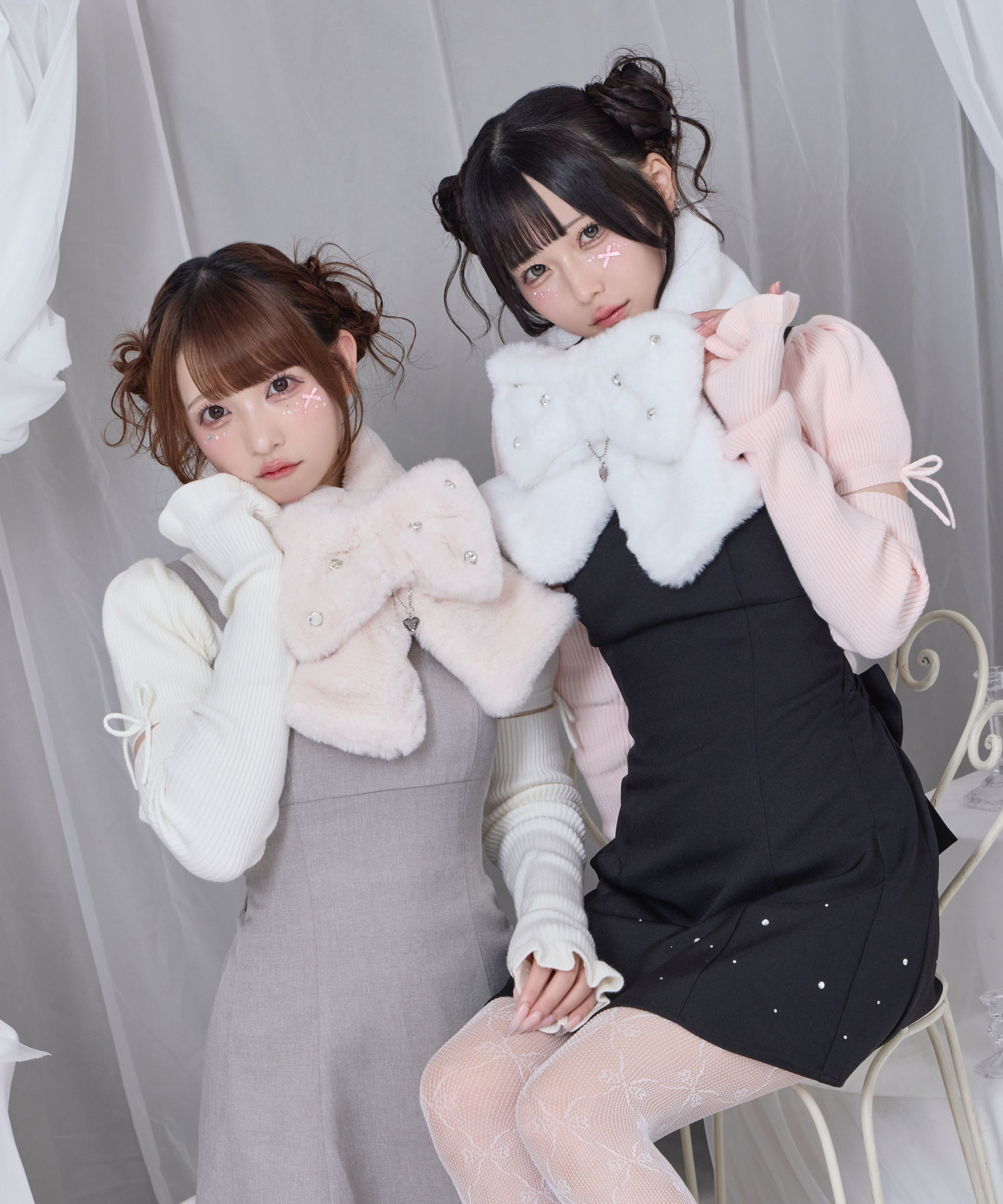 ロゴチャーム付きビジューリボンマフラー