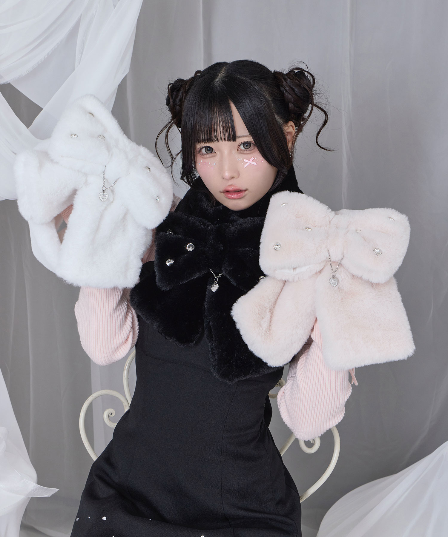 ロゴチャーム付きビジューリボンマフラー