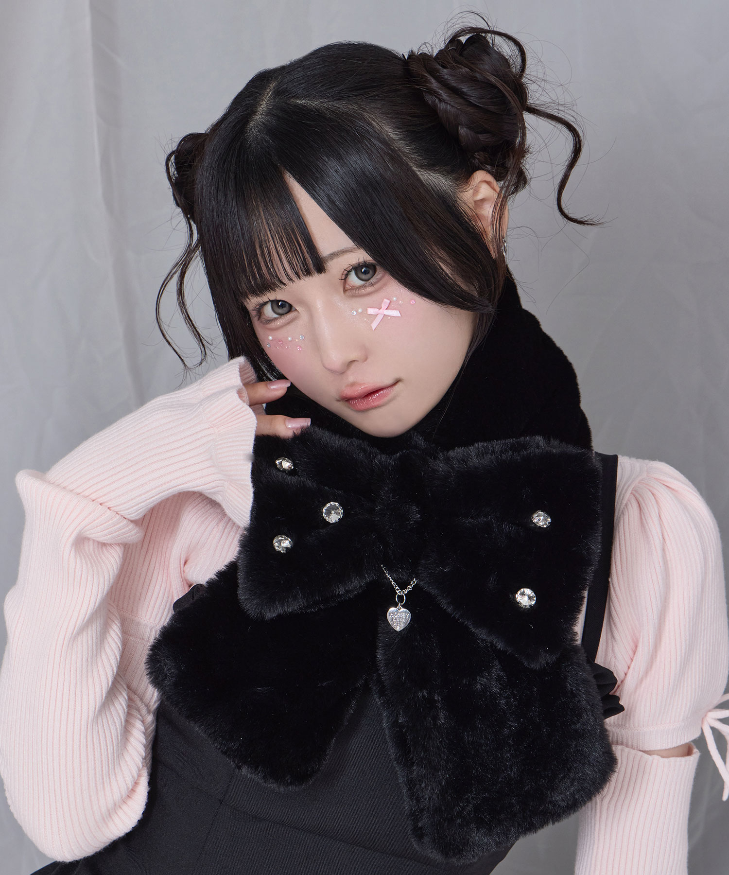 ロゴチャーム付きビジューリボンマフラー