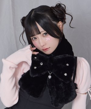 ロゴチャーム付きビジューリボンマフラー