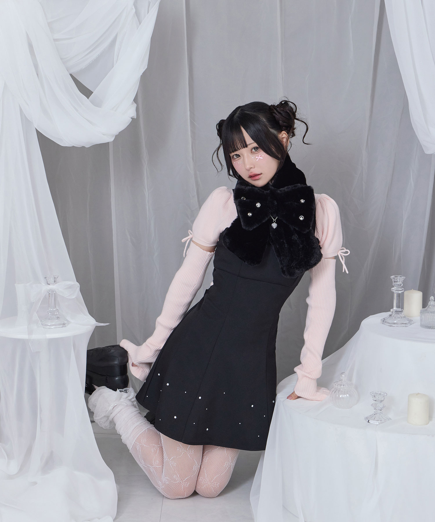 ロゴチャーム付きビジューリボンマフラー