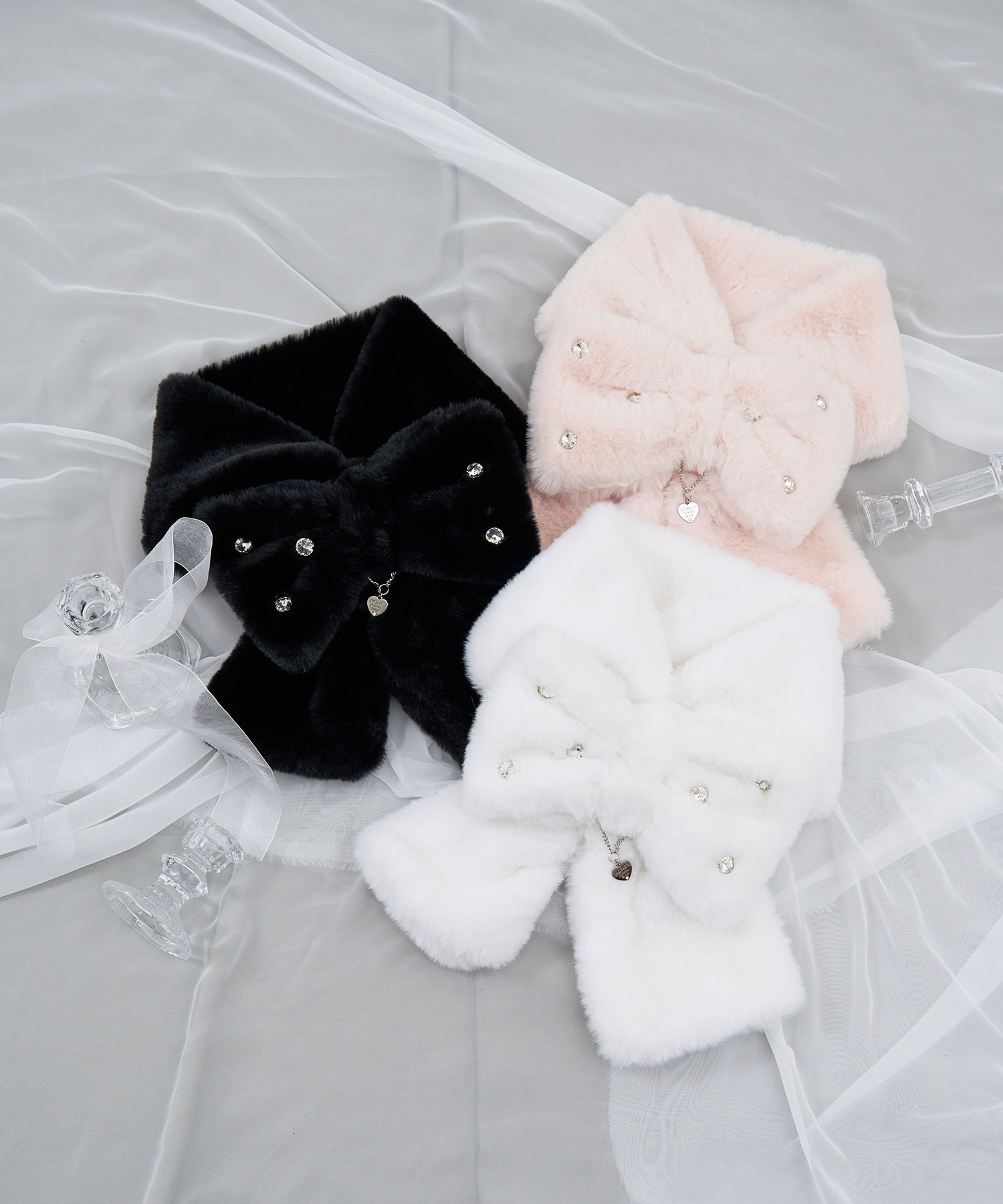 ロゴチャーム付きビジューリボンマフラー