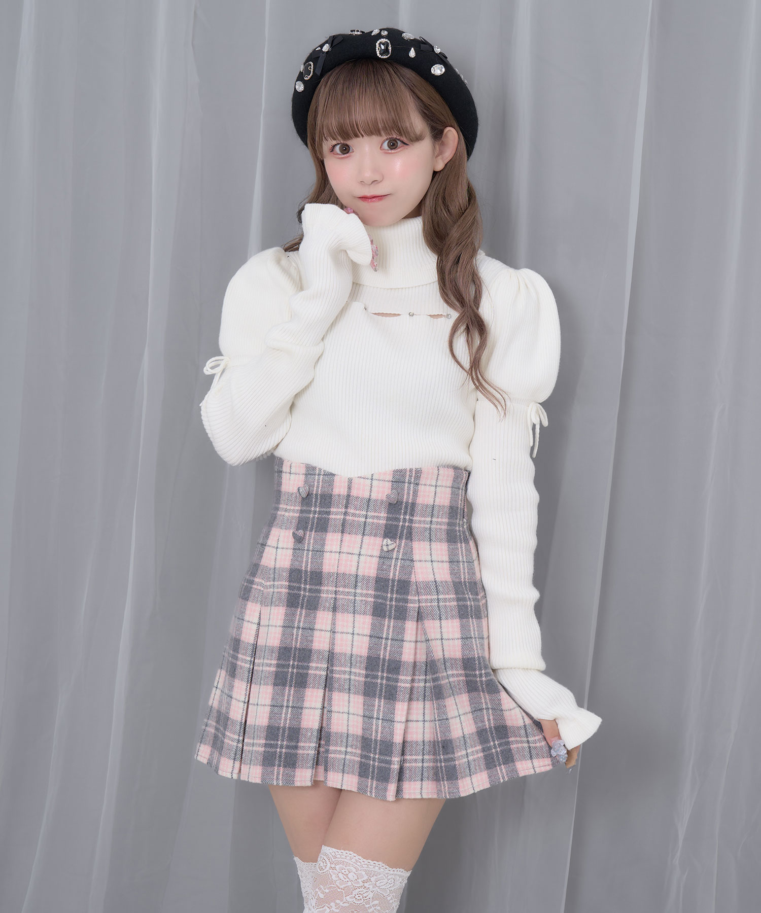 カットアウトラインストーンタートルニット