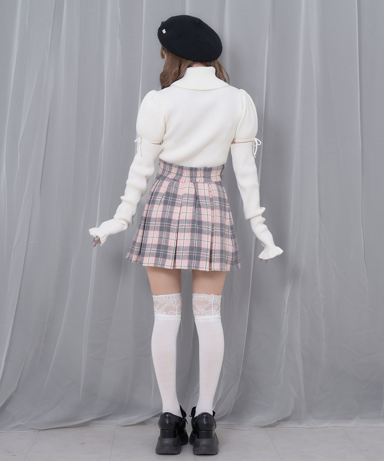 カットアウトラインストーンタートルニット