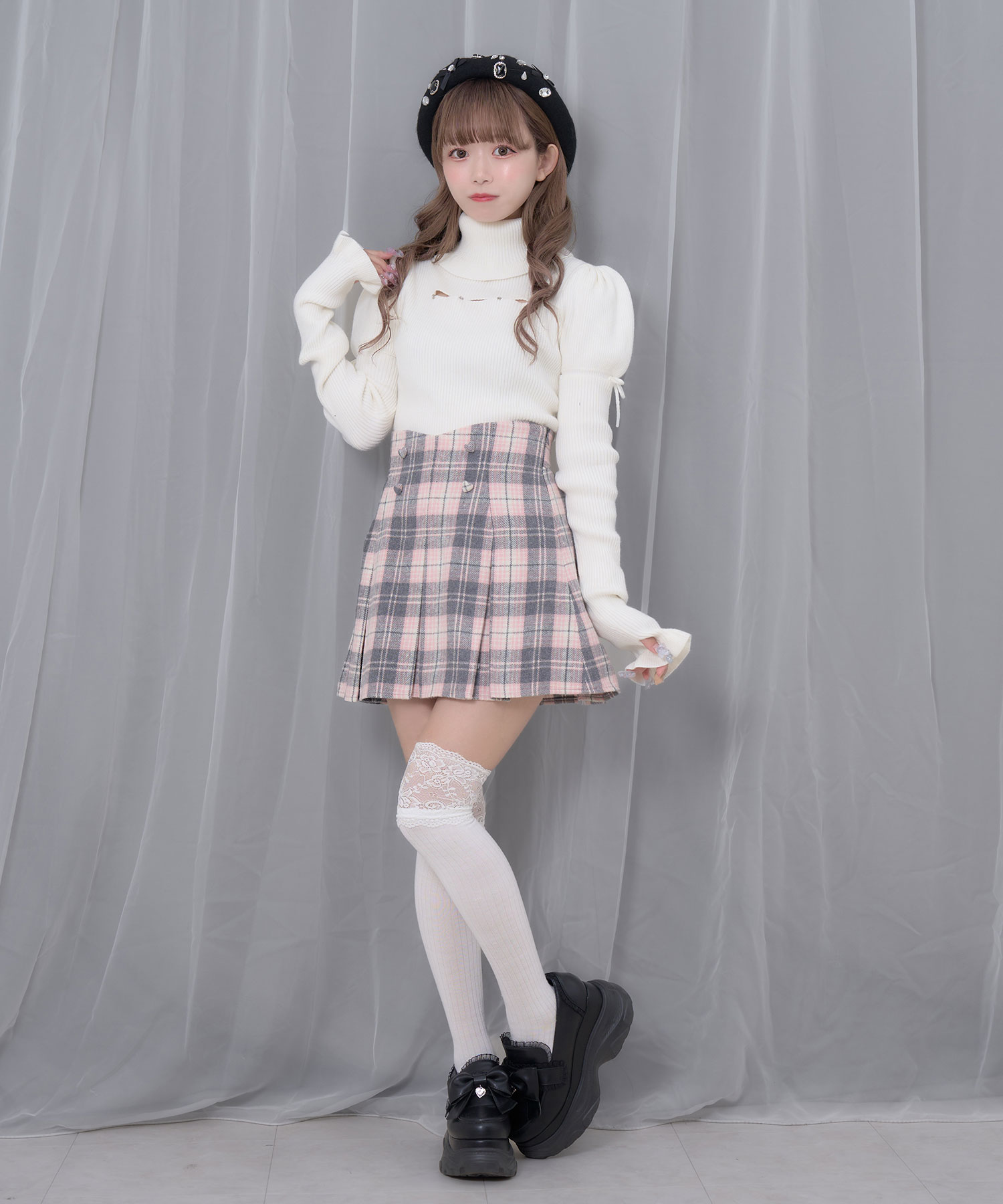 カットアウトラインストーンタートルニット