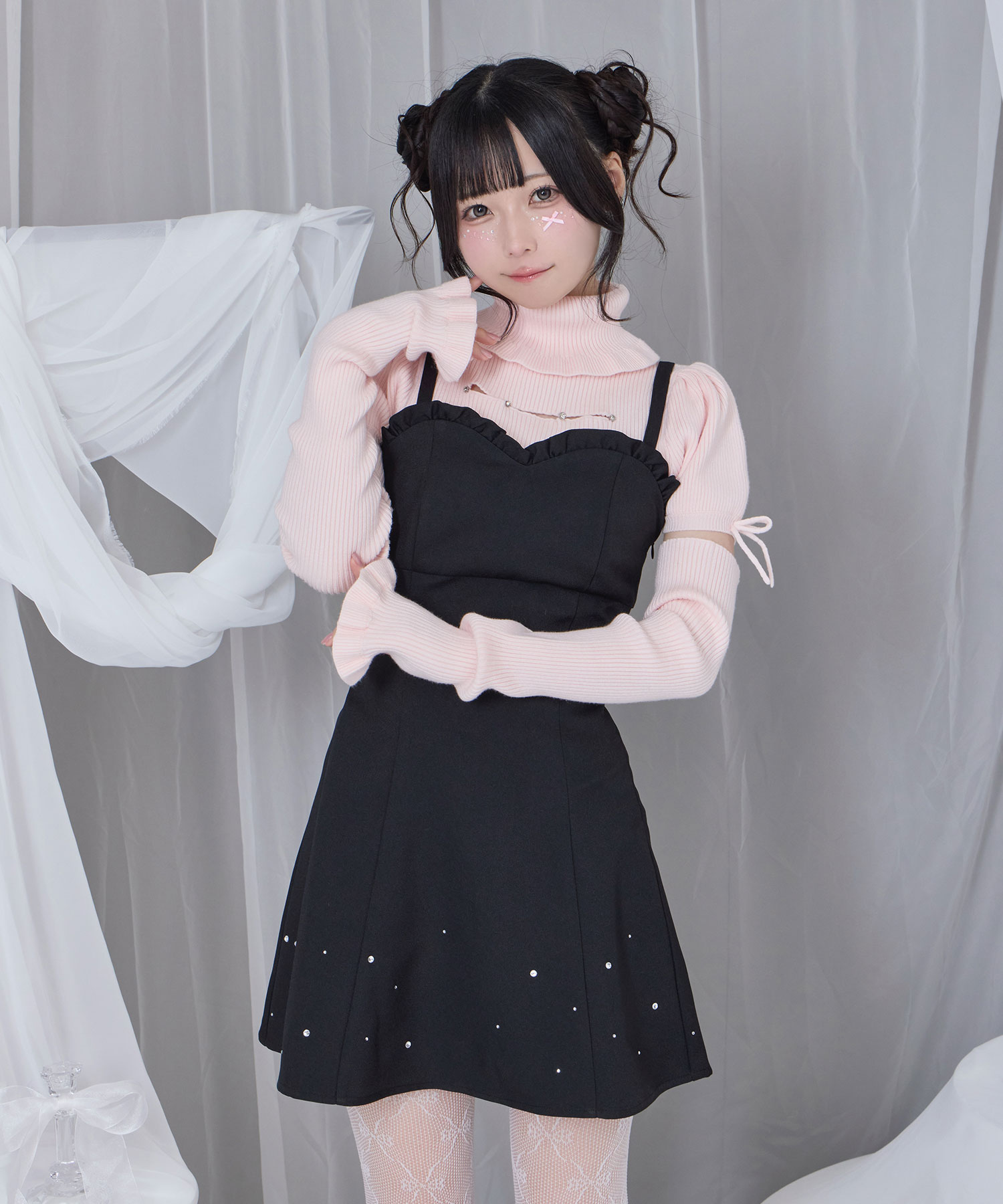 カットアウトラインストーンタートルニット